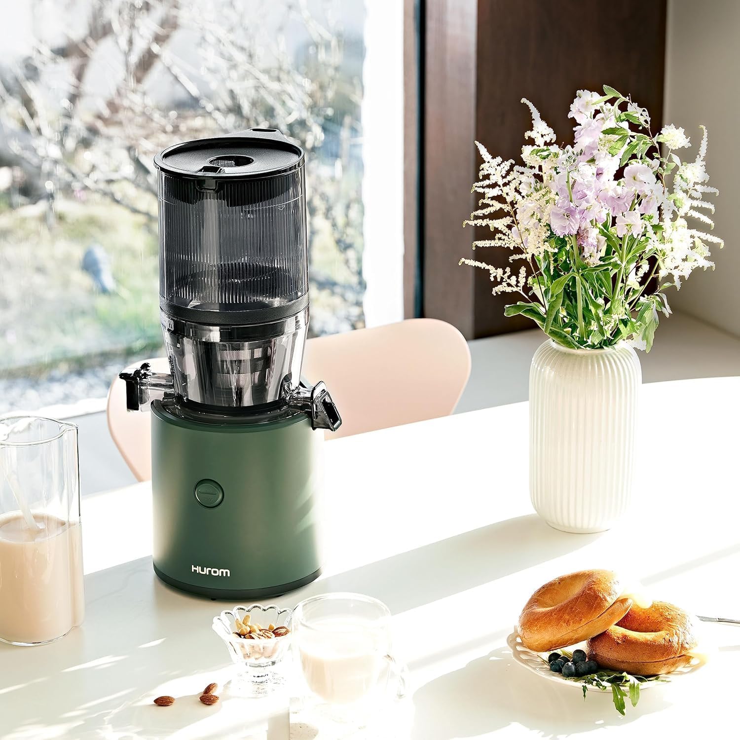 HUROM | Entsafter Gemüse und Obst | Slow Juicer | H320N | Elektrische Kaltpresse | Ruhiger Motor | Leicht zu Reinigen | mit groem Behlter und Siebfilter 2L | 200 Watt | BPA Frei | Schwarz