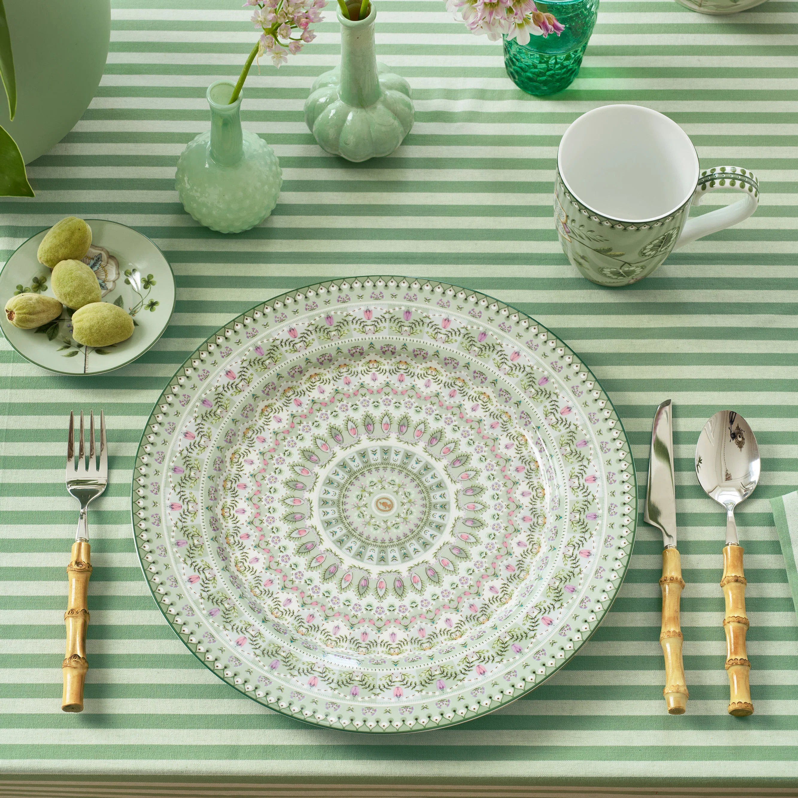 Plate Lily & Lotus Moon Delight Light Green �C 32cm | Elegant Porcelain Tableware