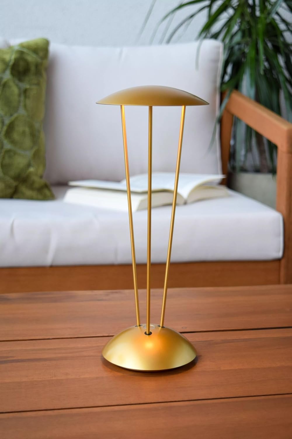 Licht-Erlebnisse LED Akku Tischlampe außen Aluminium Gold IP54 Balkon Terrasse 31 cm 2700-3000 K dimmbar kabelloses Aufladen Ladestadion Moderne Tischleuchte Garten SIRU