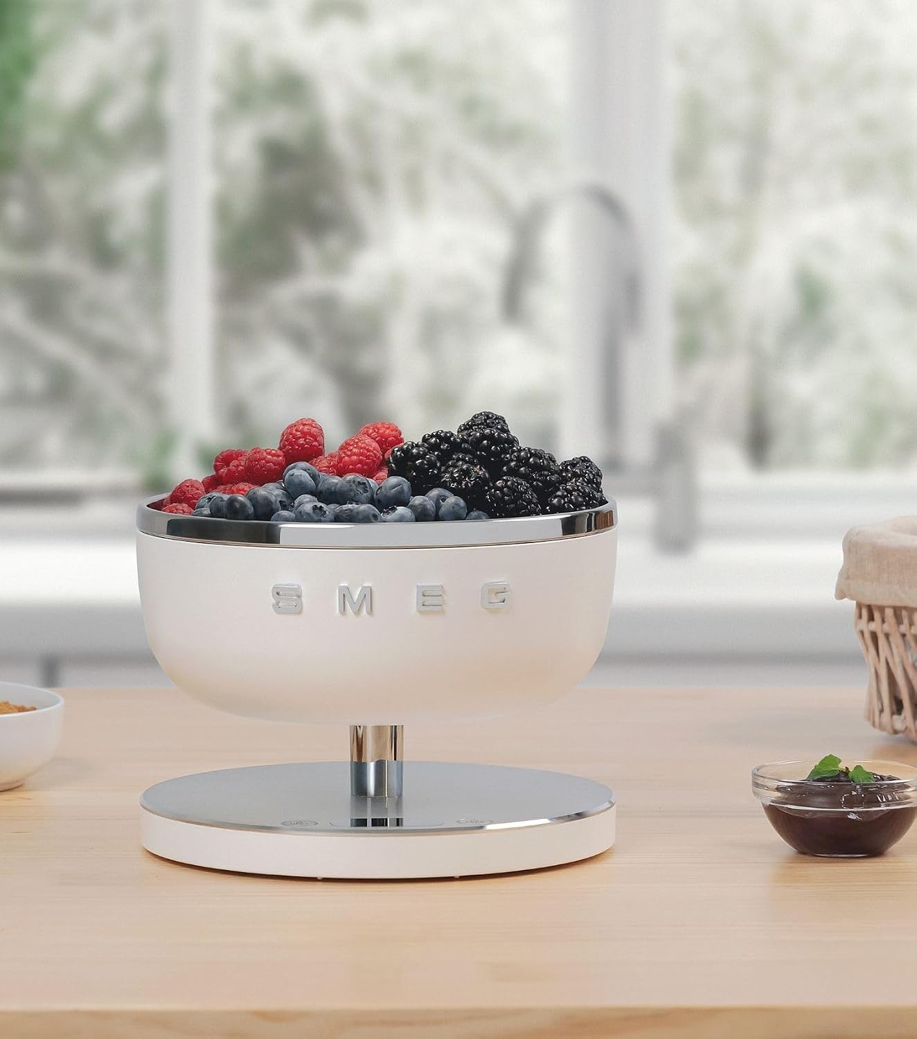 Smeg, Bilancia da Cucina Digitale KSC01BLMWW, Ciotola in Acciao Inox Removibile, Quattro Unità di Misura g/ml e lb.oz/fl.oz, con Funzione Tara, Portata Massima 5kg, Nero