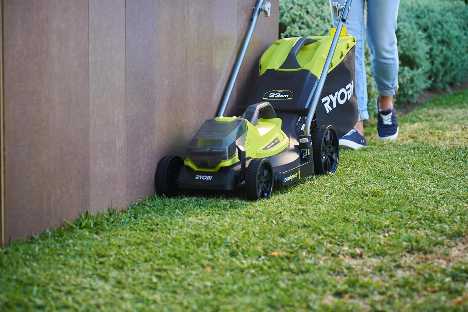 RYOBI 18 V ONE+ Akku-Rasenmäher RLM18X33B40 – 33 cm Schnittbreite, inkl. 4,0 Ah Akku & Ladegerät, kompakt & leicht für kleine Rasenflächen
