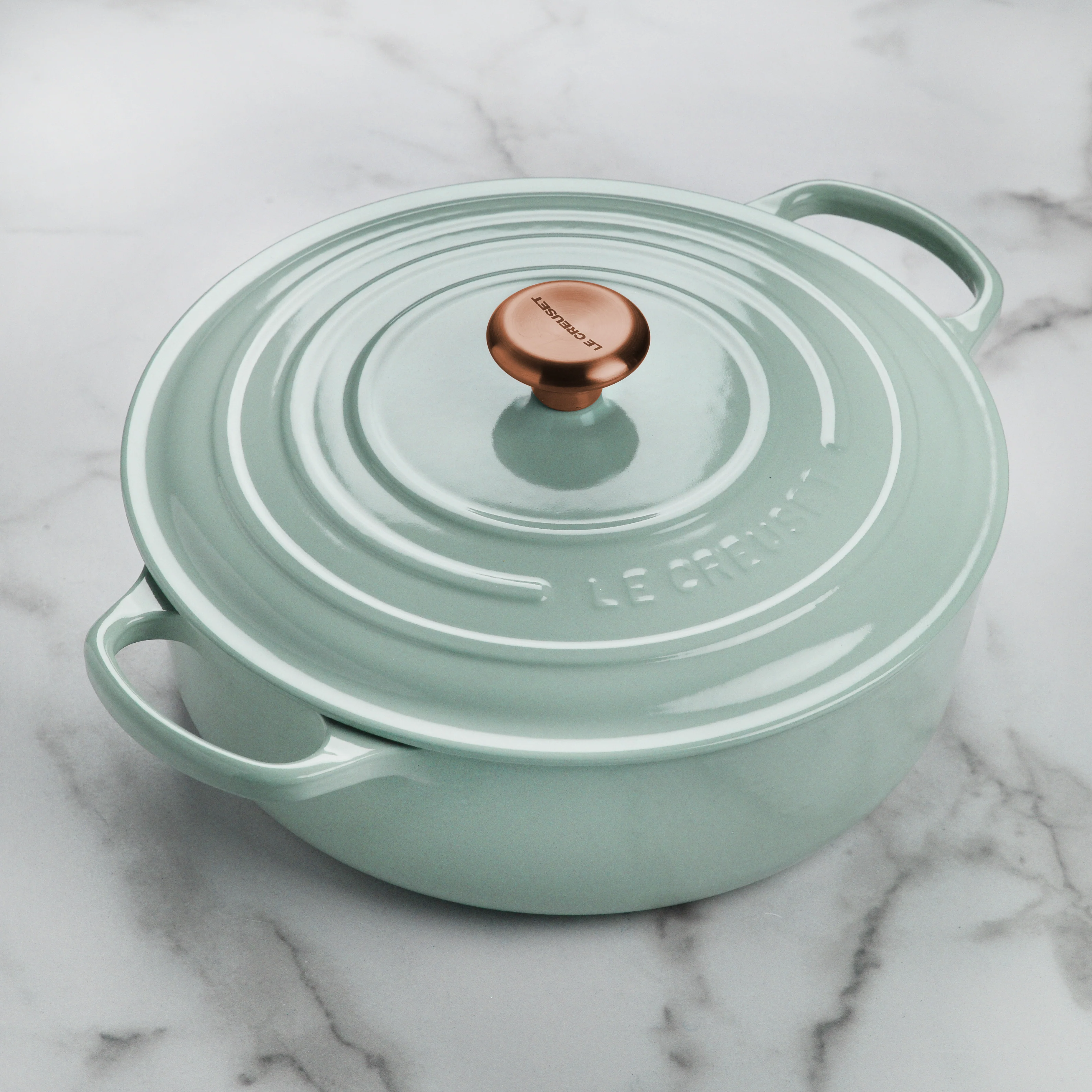 Le Creuset Signature – Forno Olandese Rotondo e Largo in Ghisa Smaltata da 6,75 qt, colore Sea Salt, con Pomello in Rame