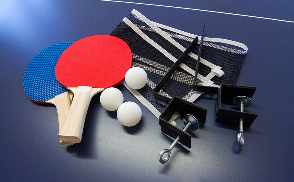 un tavolo con racchetta da ping pong, palline e altri oggetti