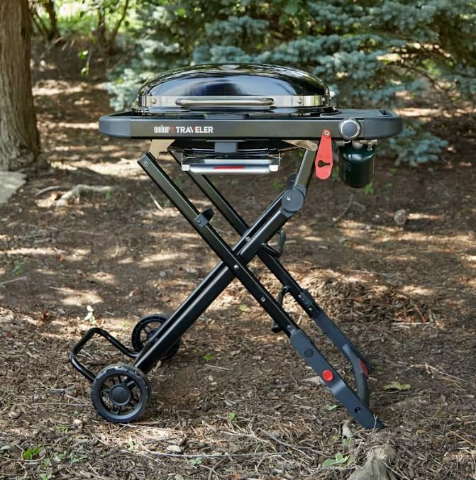 Weber Traveler Compact Gasgrill/Klappbarer und tragbarer Gasgrill mit Rädern, automatischer Deckelverriegelung und integriertem Thermometer, 1 Brenner, Grillfläche 52 x 36 cm, schwarz