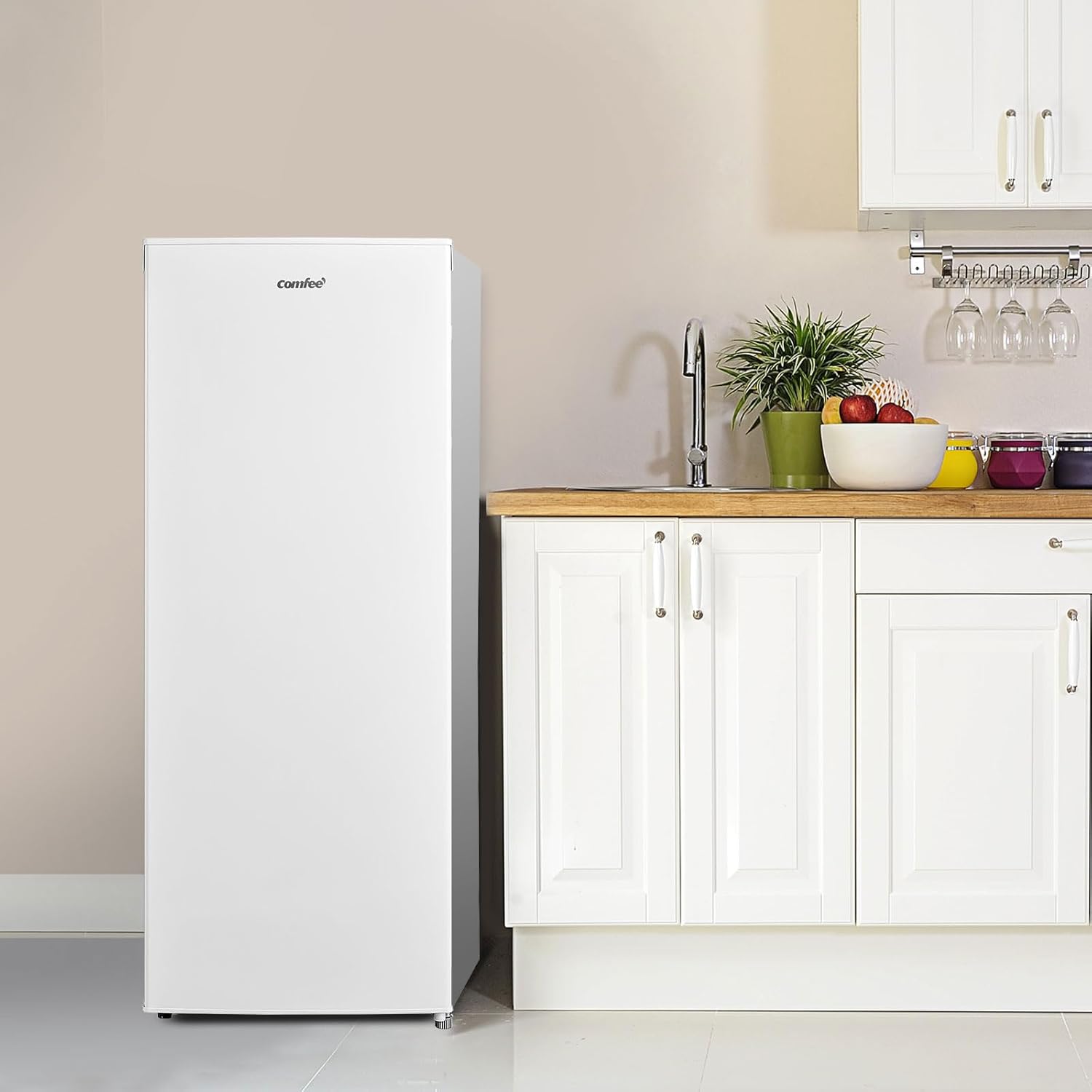 Comfee RCU160WH2(E) Gefrierschrank/142cm hoch/160L Gefrierteil/183 kWh/Jahr/Türanschlag wechselbar/Hochwertiger GMCC-Kompressor/Temperaturregelung/Verstellbare Standfüße/Weiß