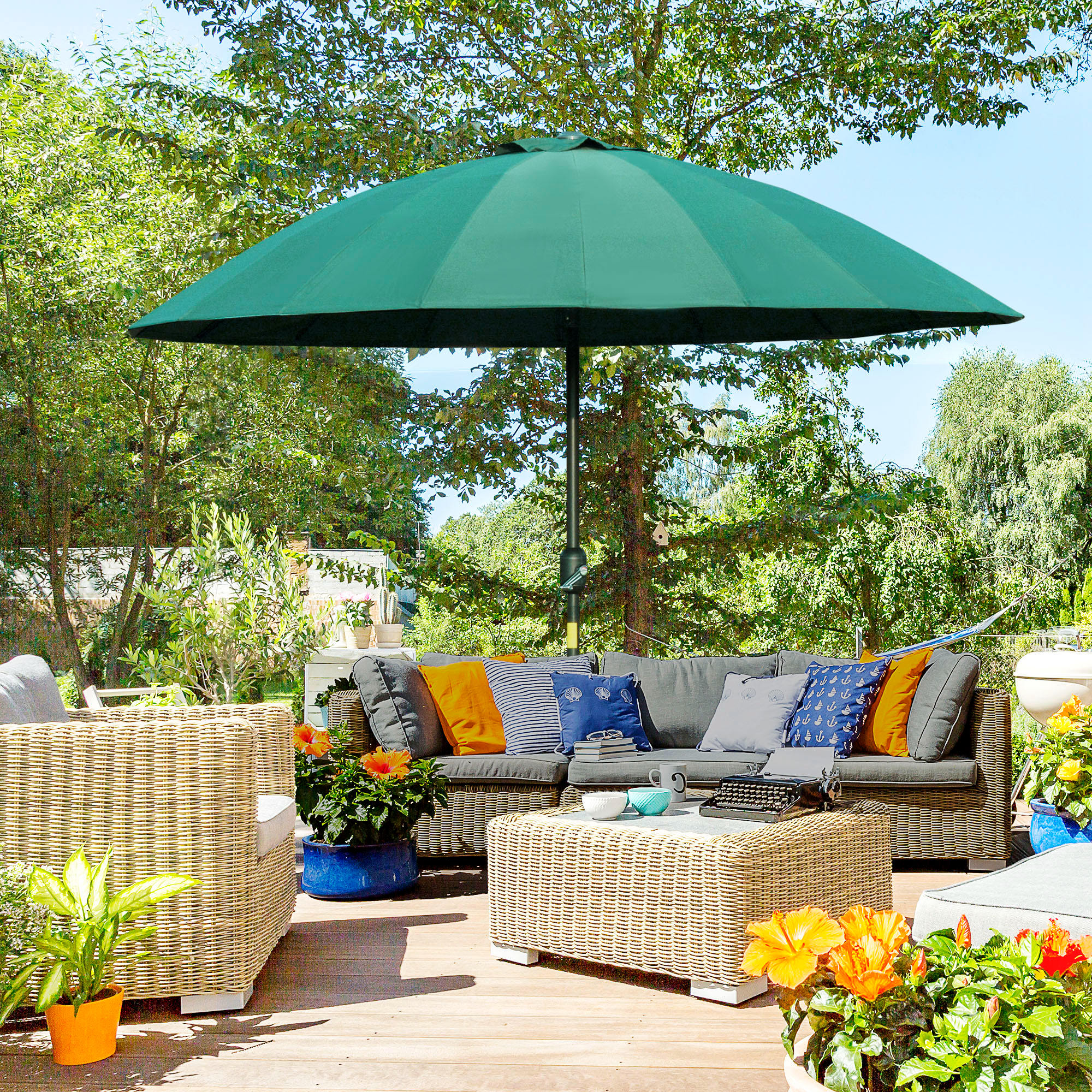 Outsunny Sonnenschirm gerade Garten-Sonnenschirm neigbar rund mit 18 Fiberglasstreben Kurbel-Metallmast Fiberglas Ø 2,5 m hochdichtes Polyester Grün