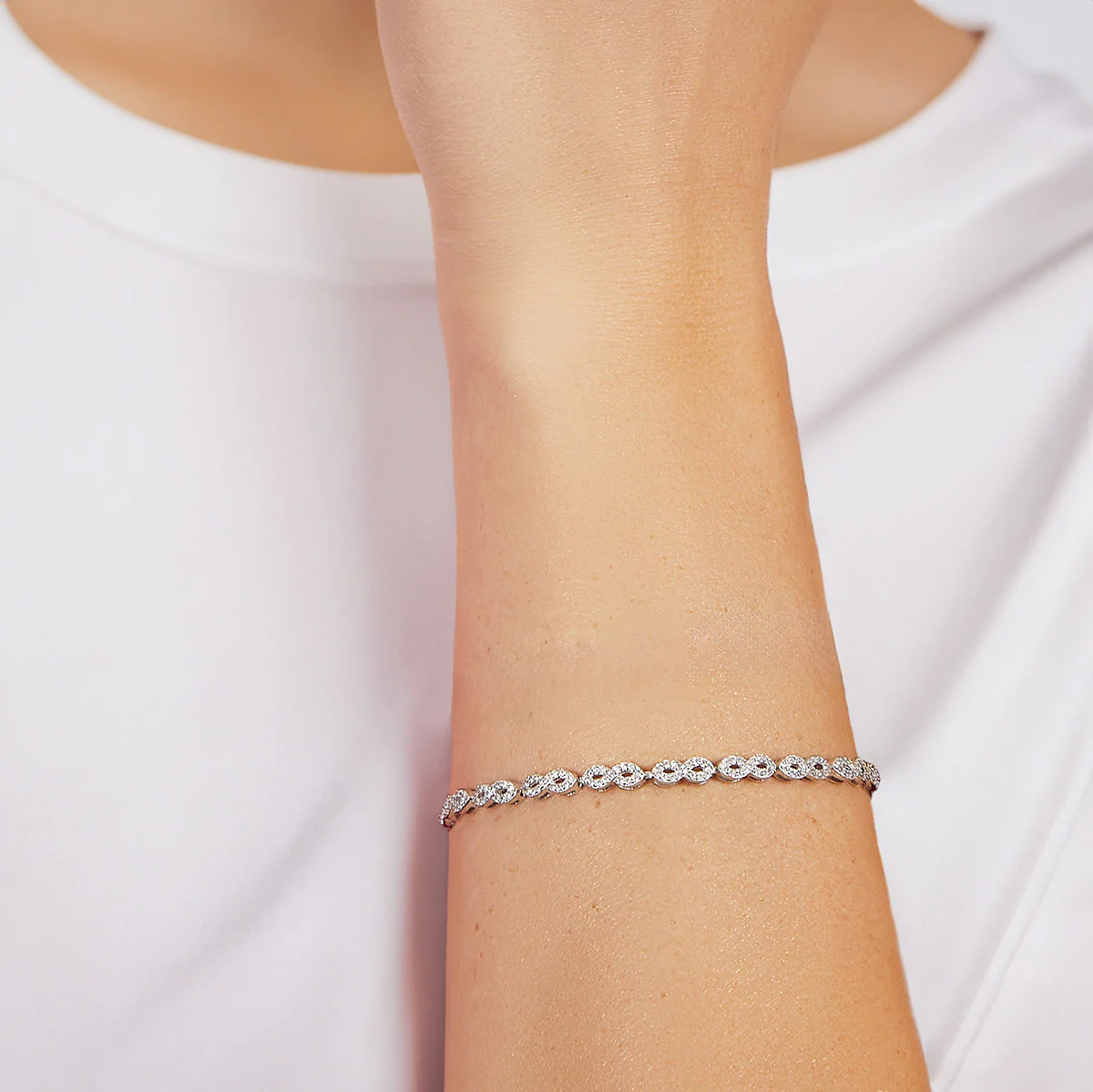 Bracciale Amen rodiato bianco con catena di infiniti e zirconi bianchi