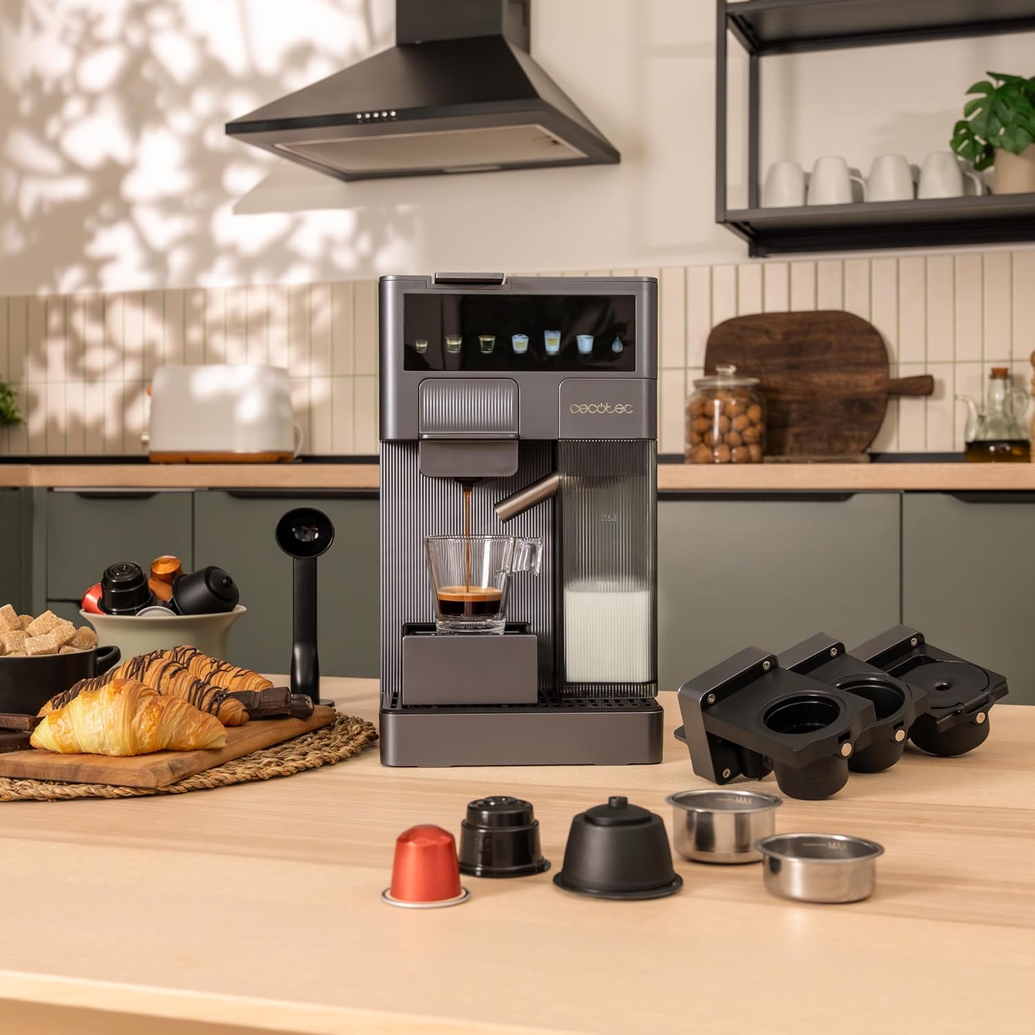 Cecotec Macchina per Caffè Espresso - Macchina Caffè a Capsule FreeStyle Latte T. 1350W, 20Bar, Serbatoio 1,6L di Acqua e 400ml di Latte, Compatibile con Caffè Macinato, Dolce Gusto, Nespresso e K-Fee