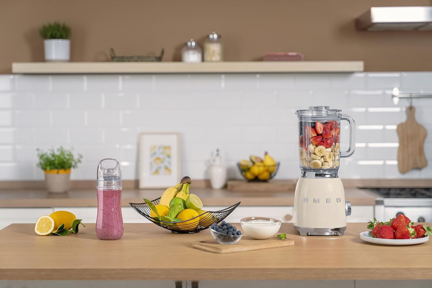 Smeg, BLF03CREU, 1,5 l Standmixer, 4 -Geschwindigkeitsstufen, 4 Automikprogramme, Abnehmbare Doppelklinge, Deckelöffnung transparent mit Dosierkappe, rutschfest, 800W, Creme