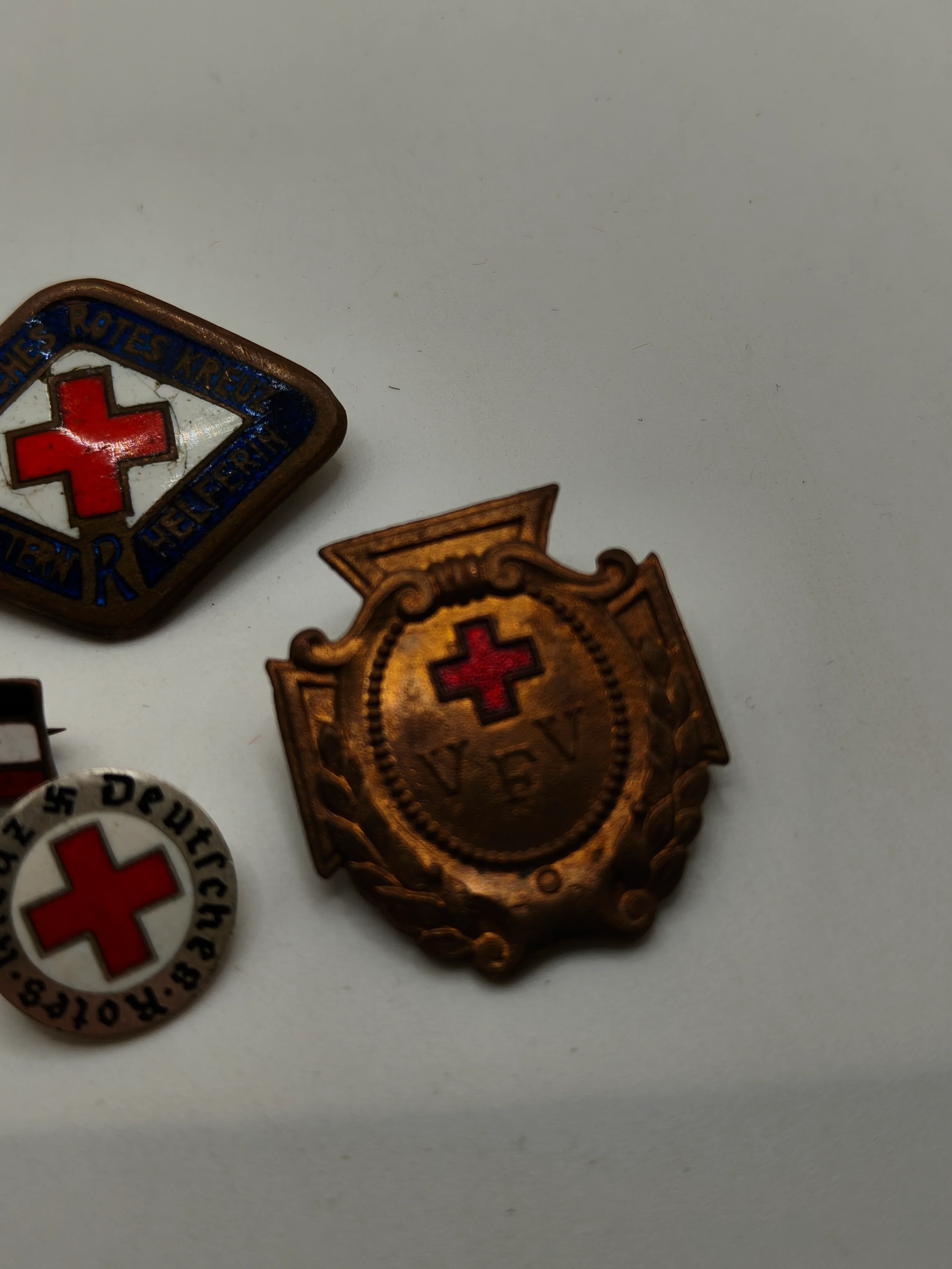 Lote insignias cruz roja alemana . IIWW and Post