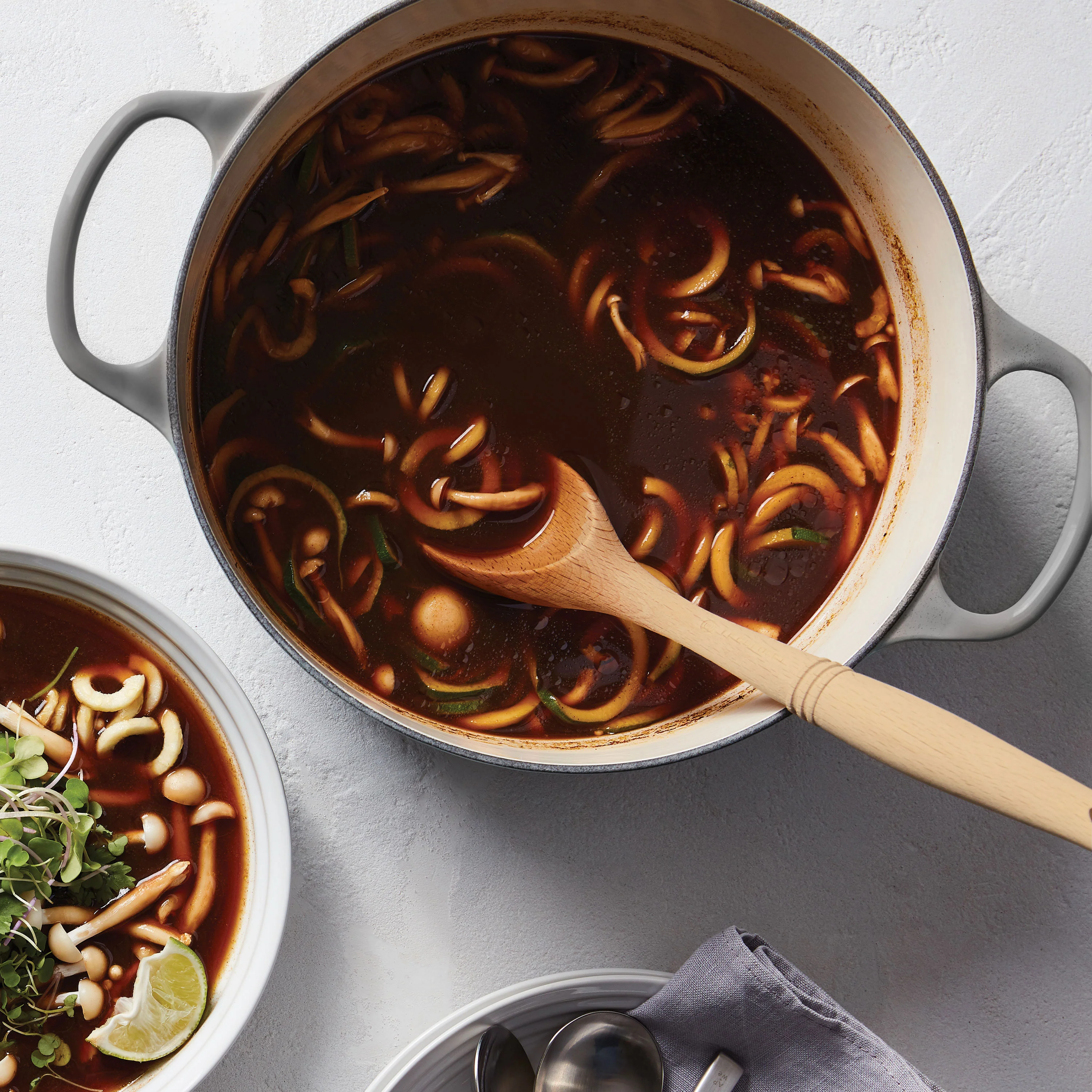 Le Creuset Signature – Forno Olandese Rotondo e Largo in Ghisa Smaltata da 6,75 qt, colore Oyster, con Pomello in Rame