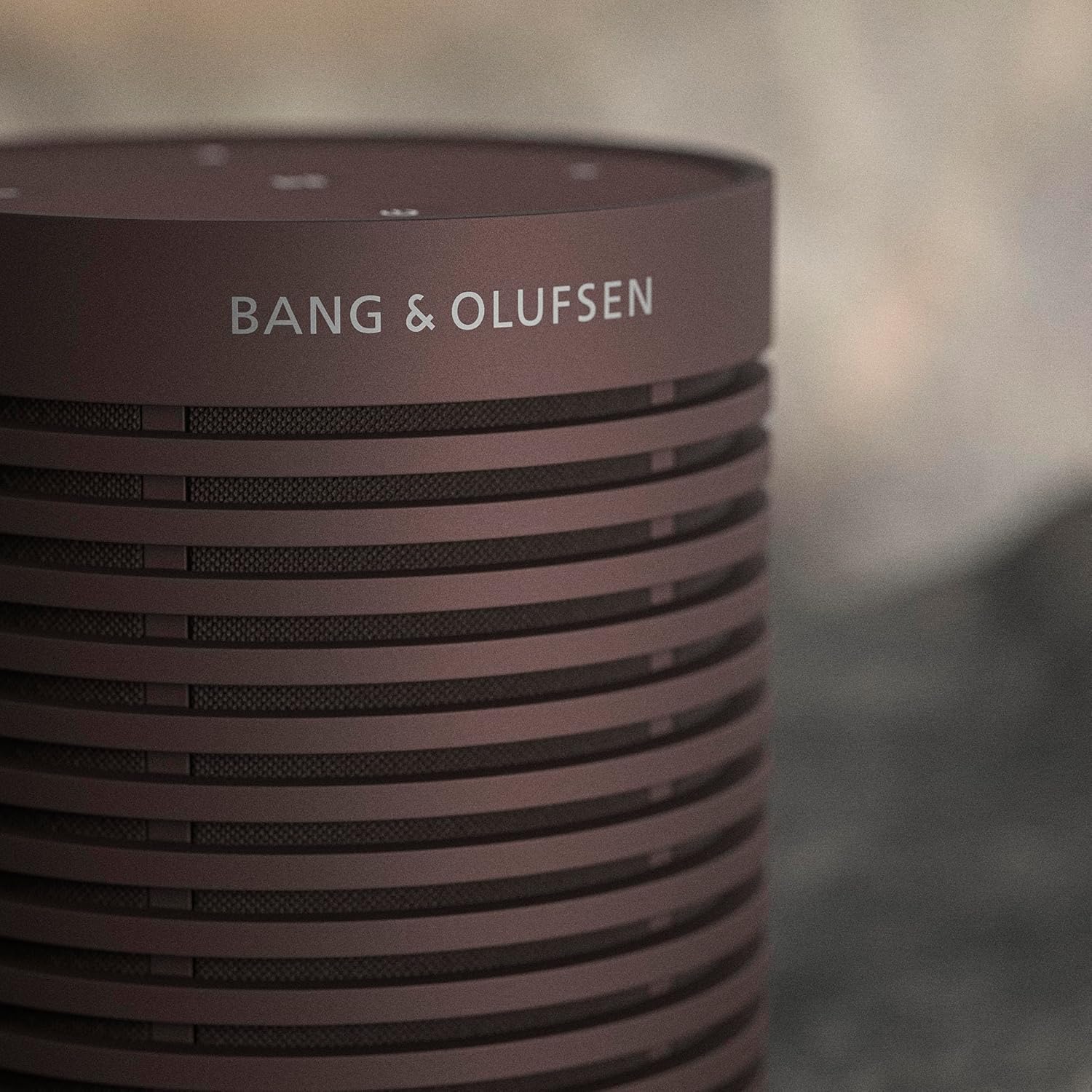 Bang & Olufsen Beosound Explore – Kabelloser tragbarer Bluetooth Outdoor-, Heim- und Reise, 27 Stunden Akkulaufzeit, wasserdichter 360° Lautsprecher + USB-C Ladekabel - Schwarz Anthracite
