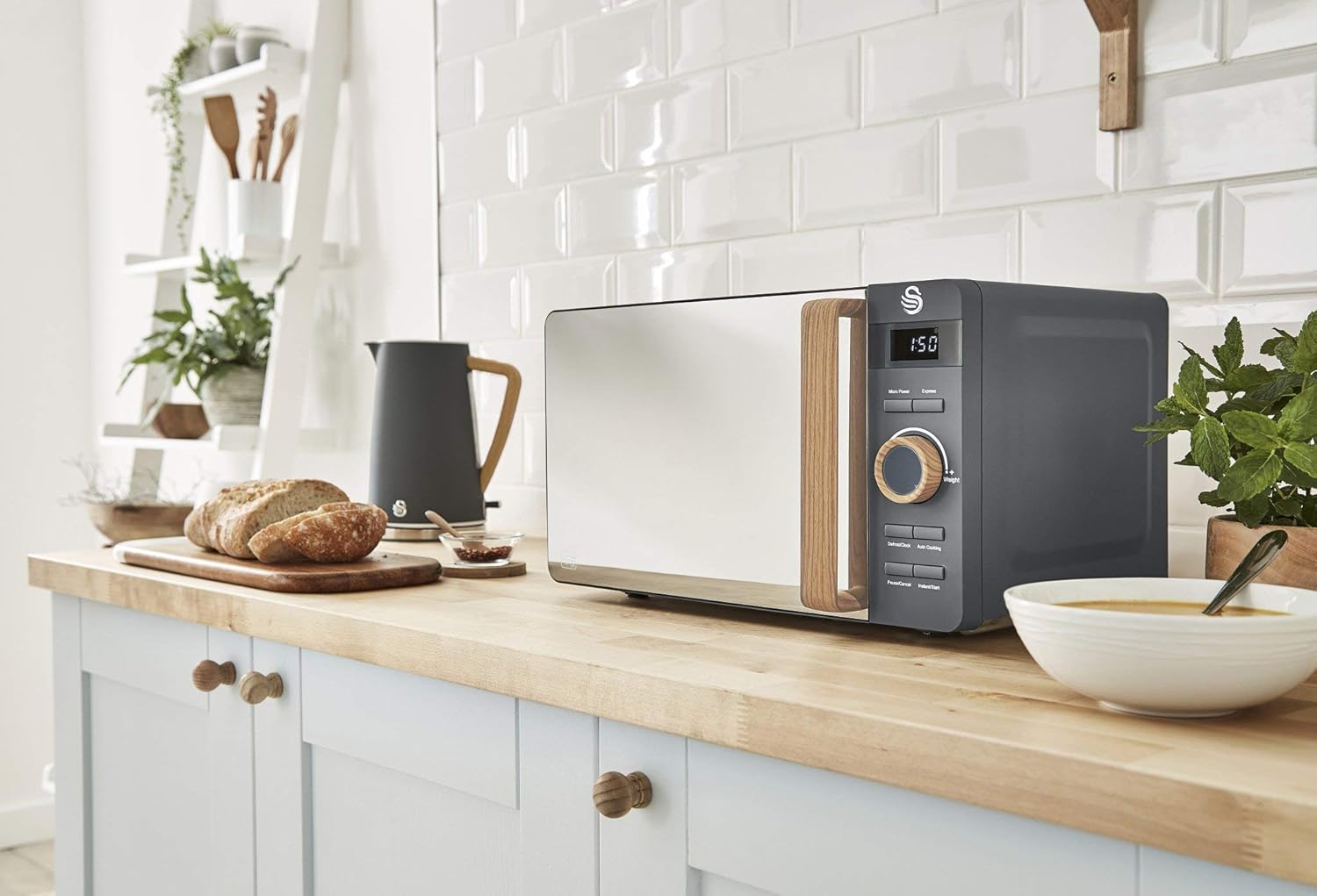 Swan Nordic 20 L digitaler Mikrowellenherd, 6 Leistungsstufen, 800 W Leistung, 30-Minuten-Timer, einfache Reinigung, Abtaumodus, modernes Design, Griff in Holzoptik, mattwei