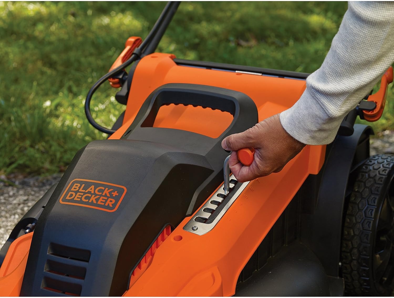 BLACK+DECKER, Attrezzature da giardino - Tosaerba elettrico 2000 W, sbraccio 48 cm. LM2000-QS