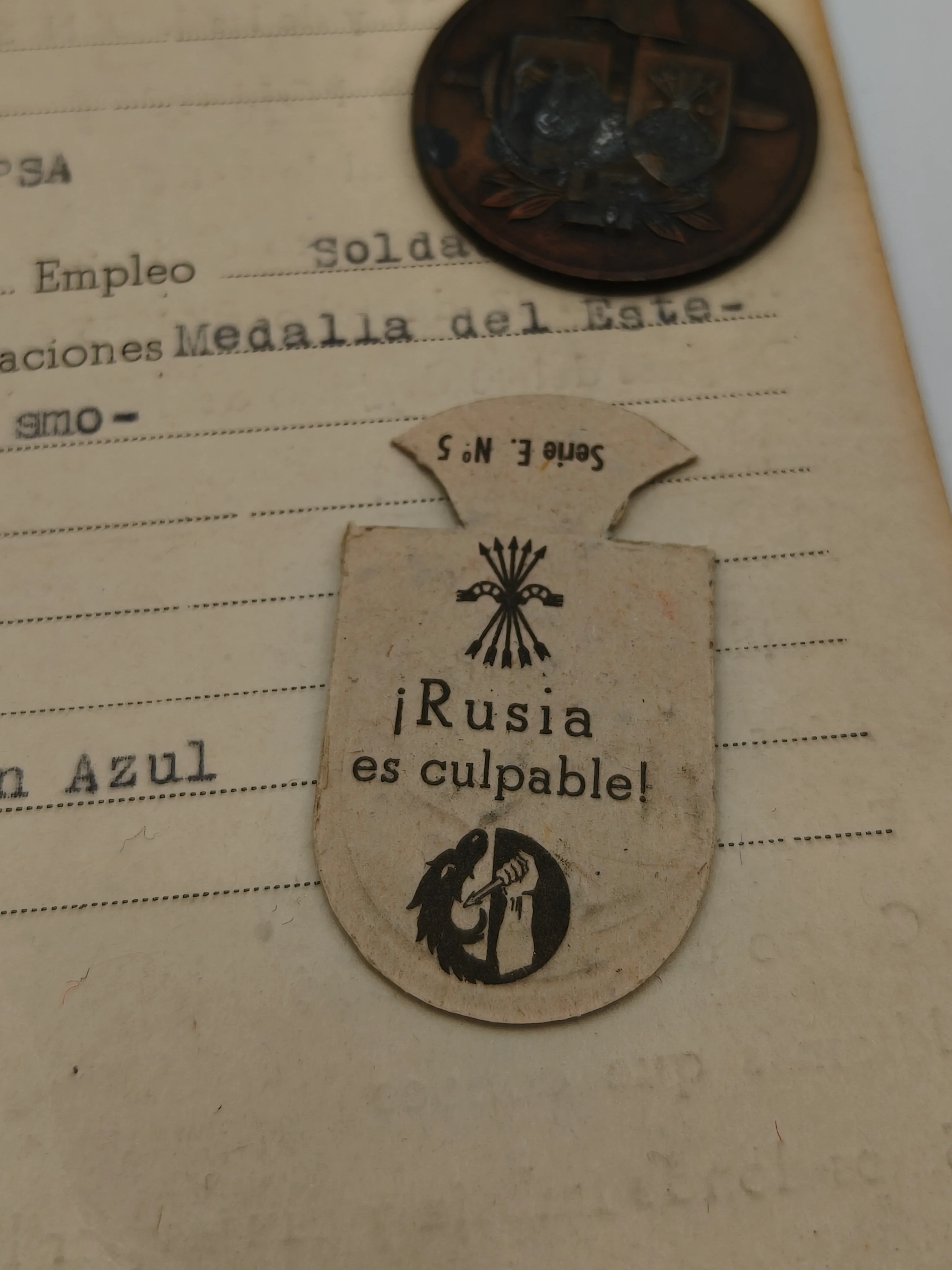 Medalla anti bolchevique con documento divisi��n azul. IIWW