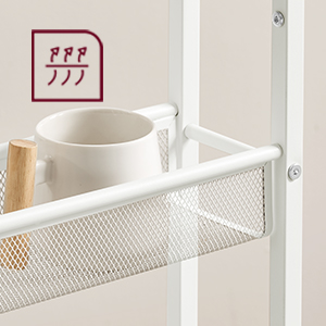 uno scaffale con sopra una tazza e una tazza