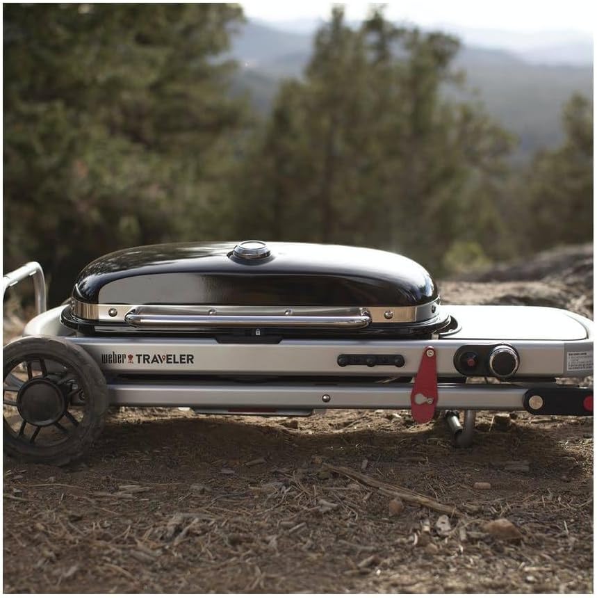 Weber Traveler Gasgrill/Klappbarer tragbarer Gasgrill mit Rädern, automatischer Deckelverriegelung und integriertem Thermometer, 1 Brenner, 111 cm Breite, 2065 cm² Grillfläche, schwarz