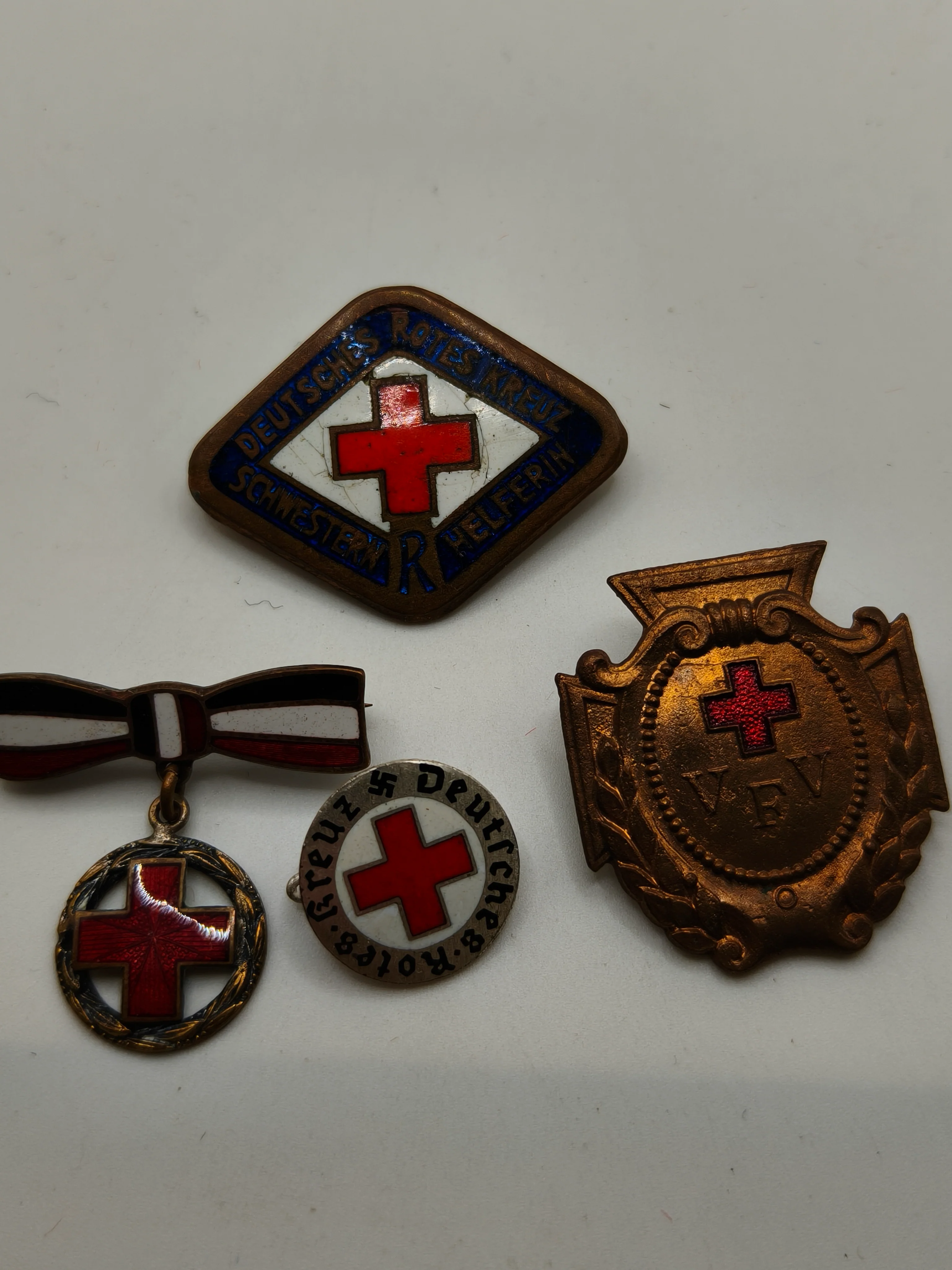 Lote insignias cruz roja alemana . IIWW and Post