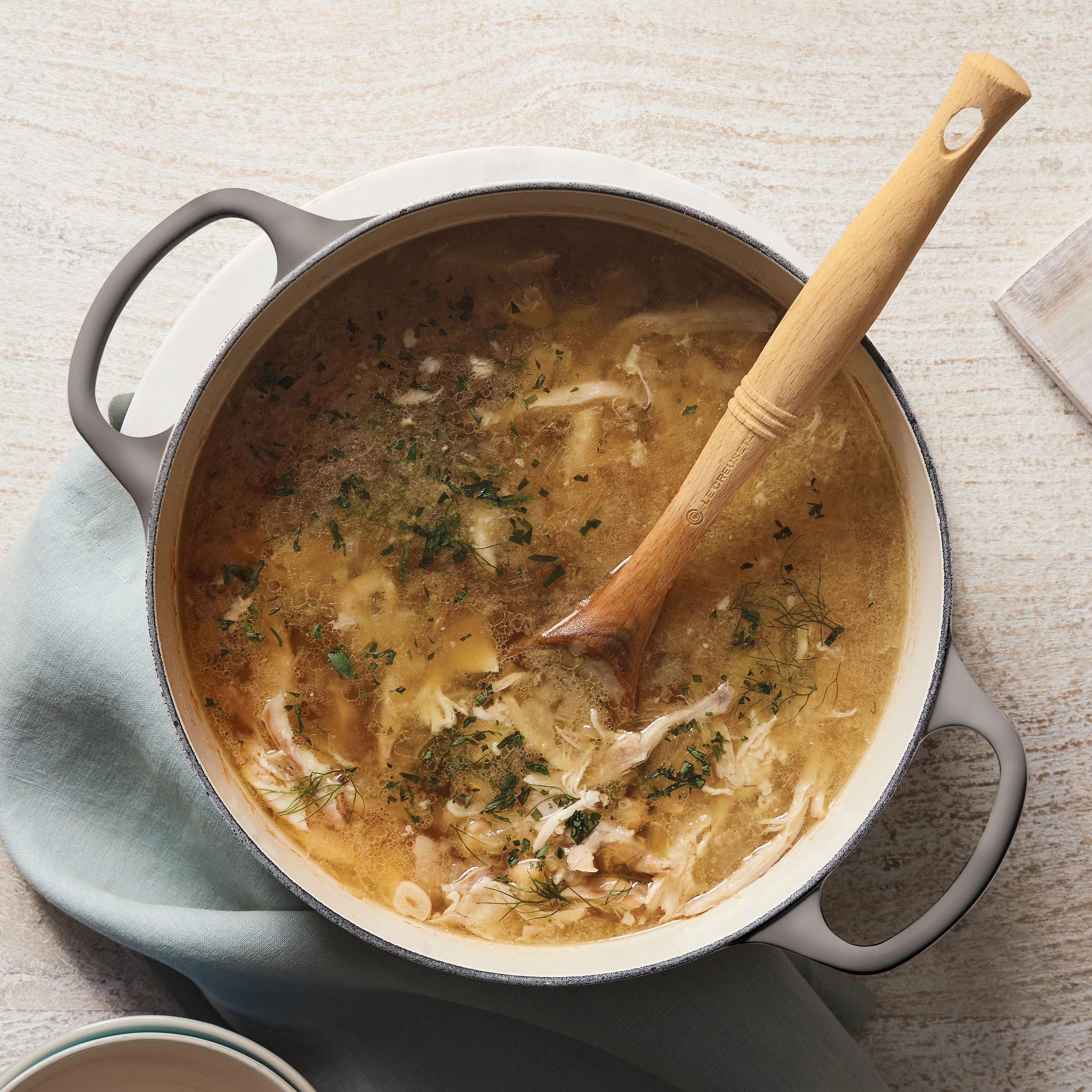 Le Creuset Signature – Forno Olandese Rotondo e Largo in Ghisa Smaltata da 6,75 qt, colore Oyster, con Pomello in Rame