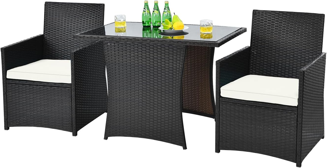 COSTWAY 3 Pezzi Set Mobili da Esterno, Set da Giardino in Rattan PE Salvaspazio con Piano Tavolo in Vetro Temperato e Sedie Imbottite, Tavolo e Sedia da Balcone