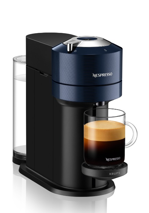 Macchina da caffè Nespresso in nero e blu marino, con piattaforma per tazze ed espresso preparato in una tazza di vetro trasparente con strato di crema.
