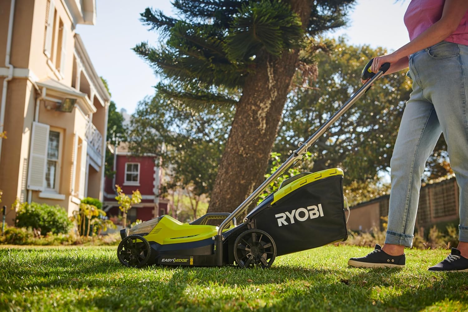 RYOBI 18 V ONE+ Akku-Rasenmäher RLM18X33B40 – 33 cm Schnittbreite, inkl. 4,0 Ah Akku & Ladegerät, kompakt & leicht für kleine Rasenflächen