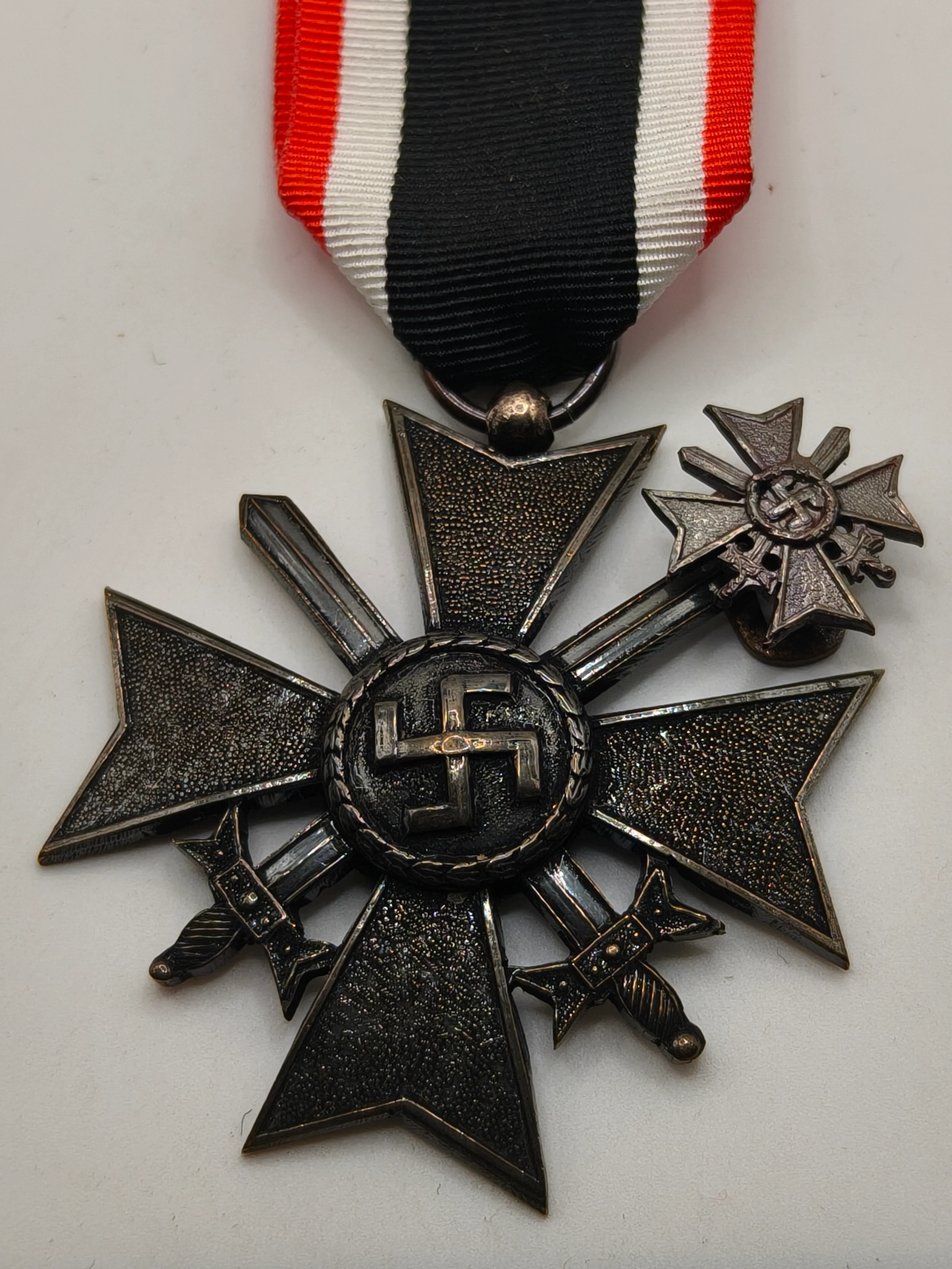 Medalla cruz KVK con espadas. Modelo espa?ol. Posguerra