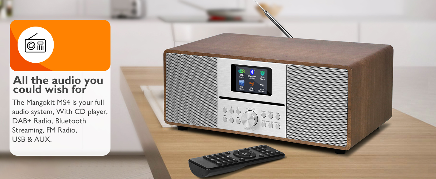 Radio digitale moderna in legno con griglia dell'altoparlante a strisce diagonali, schermo a colori e telecomando incluso. Presenta un design elegante con finitura color noce.