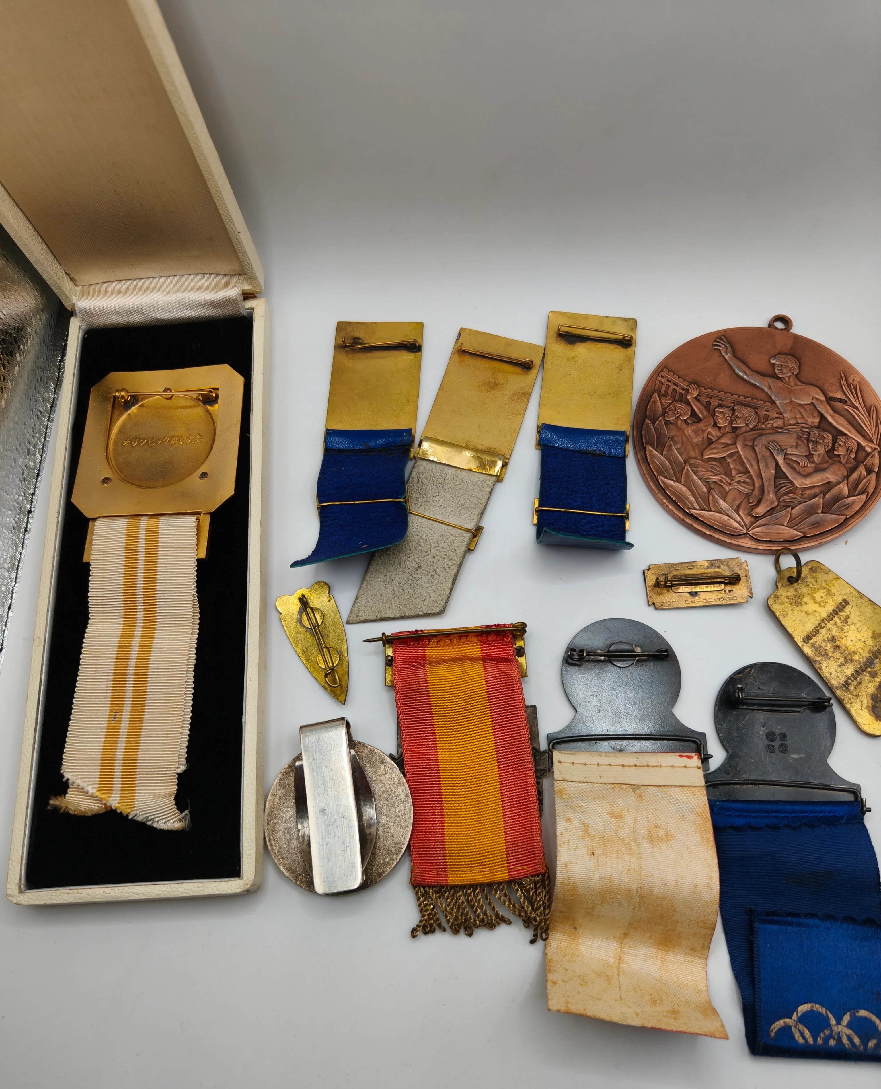 Lote Ol��mpico medallas e insignias