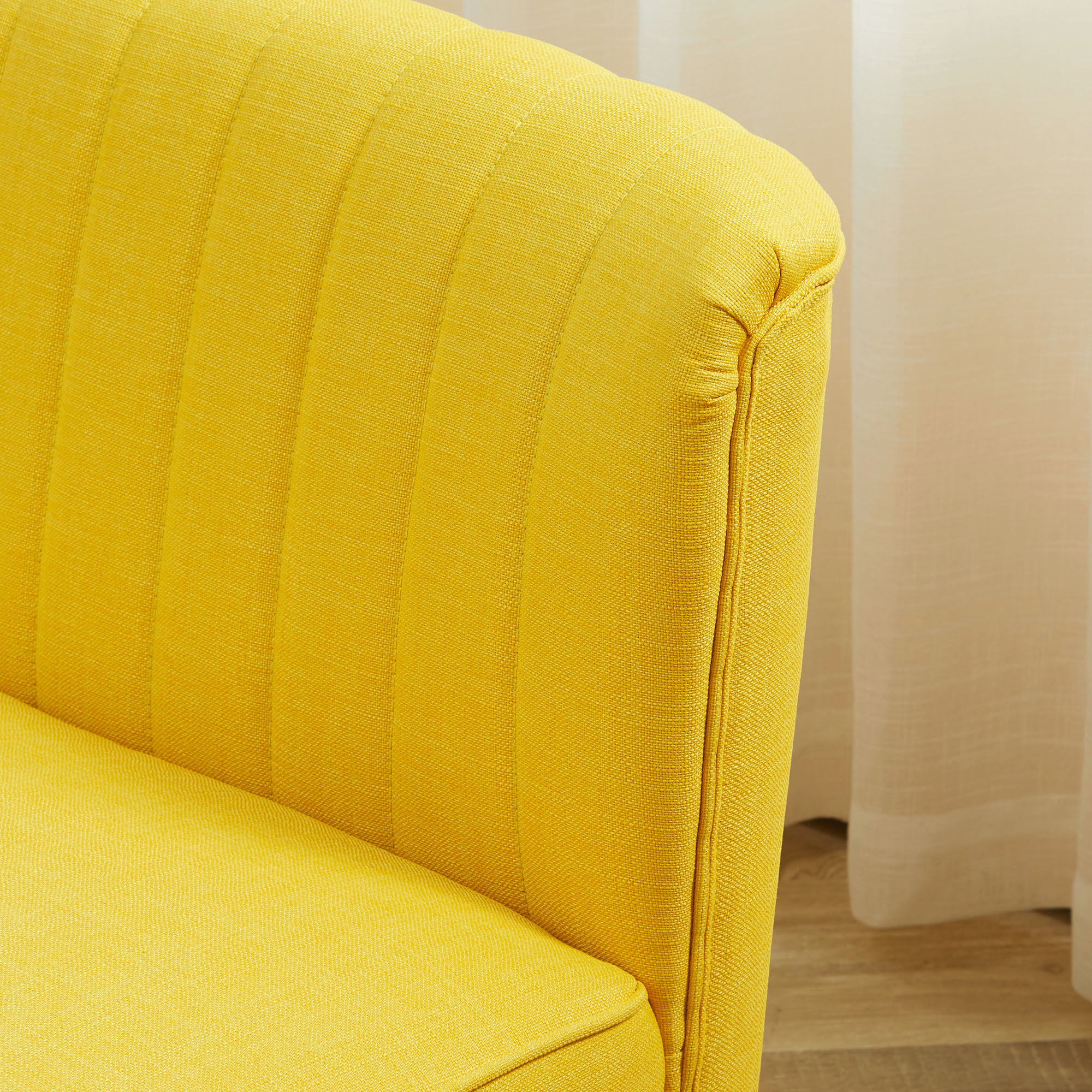 Sofa Retrodesign 2-zitsbank, houten poten, 117 cm x 56,5 cm x 77 cm, Geel
