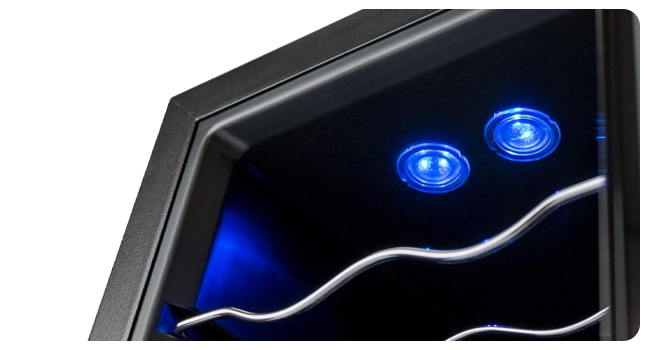 Angolo di un dispositivo elettronico nero con due luci circolari blu incandescenti e una linea ondulata argentata, che suggerisce un design futuristico