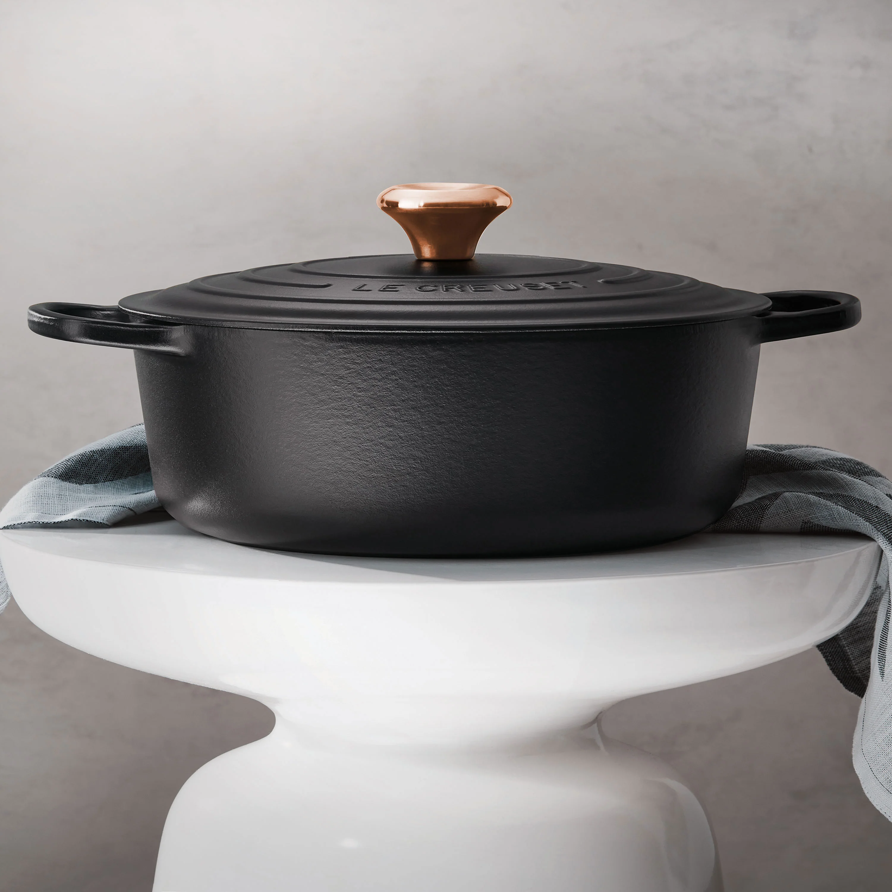 Le Creuset Signature – Forno Olandese Rotondo e Largo in Ghisa Smaltata da 6,75 qt, colore Licorice, con Pomello in Rame
