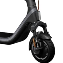 Vista laterale ravvicinata del gruppo ruota anteriore e dello stelo del manubrio di uno scooter elettrico in nero, che mostra il meccanismo di piegatura e la struttura della ruota.