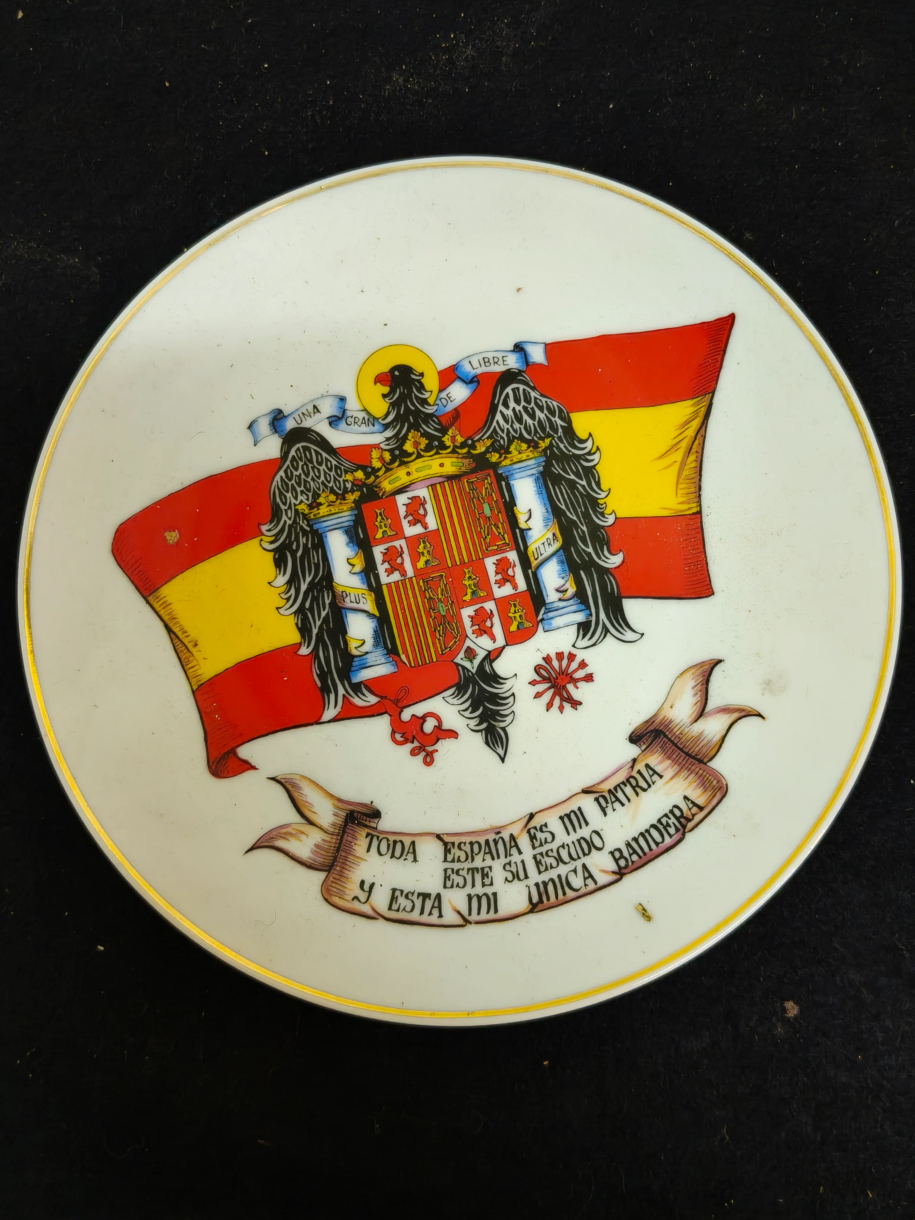 Plato escudo de Espa?a ��poca Franco