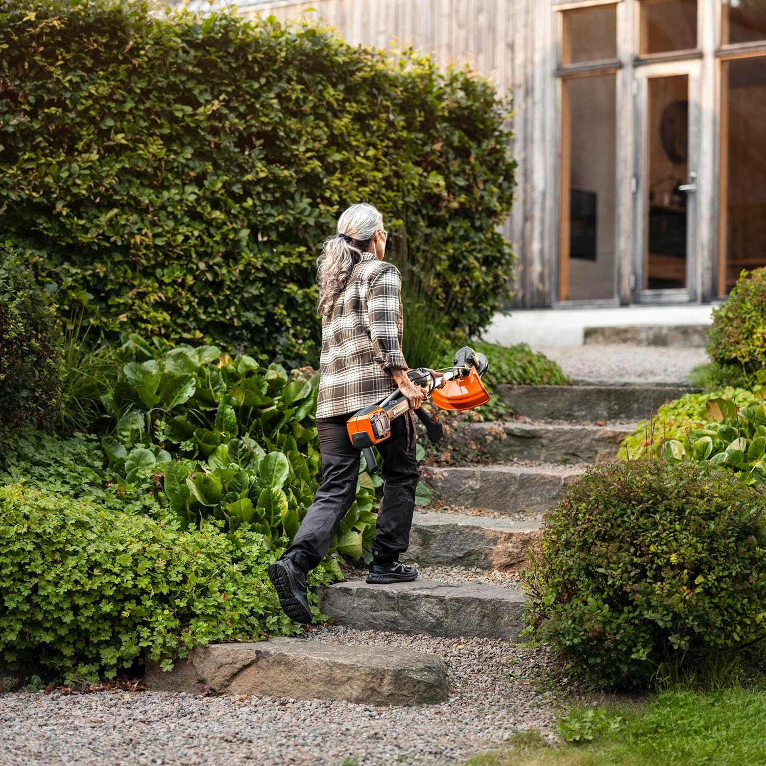 Husqvarna 220iR Akku-Rasentrimmer - 36V-Rasentrimmer mit bürstenlosem Motor, Boost-Modus, 36 cm Schnittbreite, Trimmerfaden und Kunststoff-Schneidklingen inkl. Tragegurt (inkl. Akku & Ladegerät)