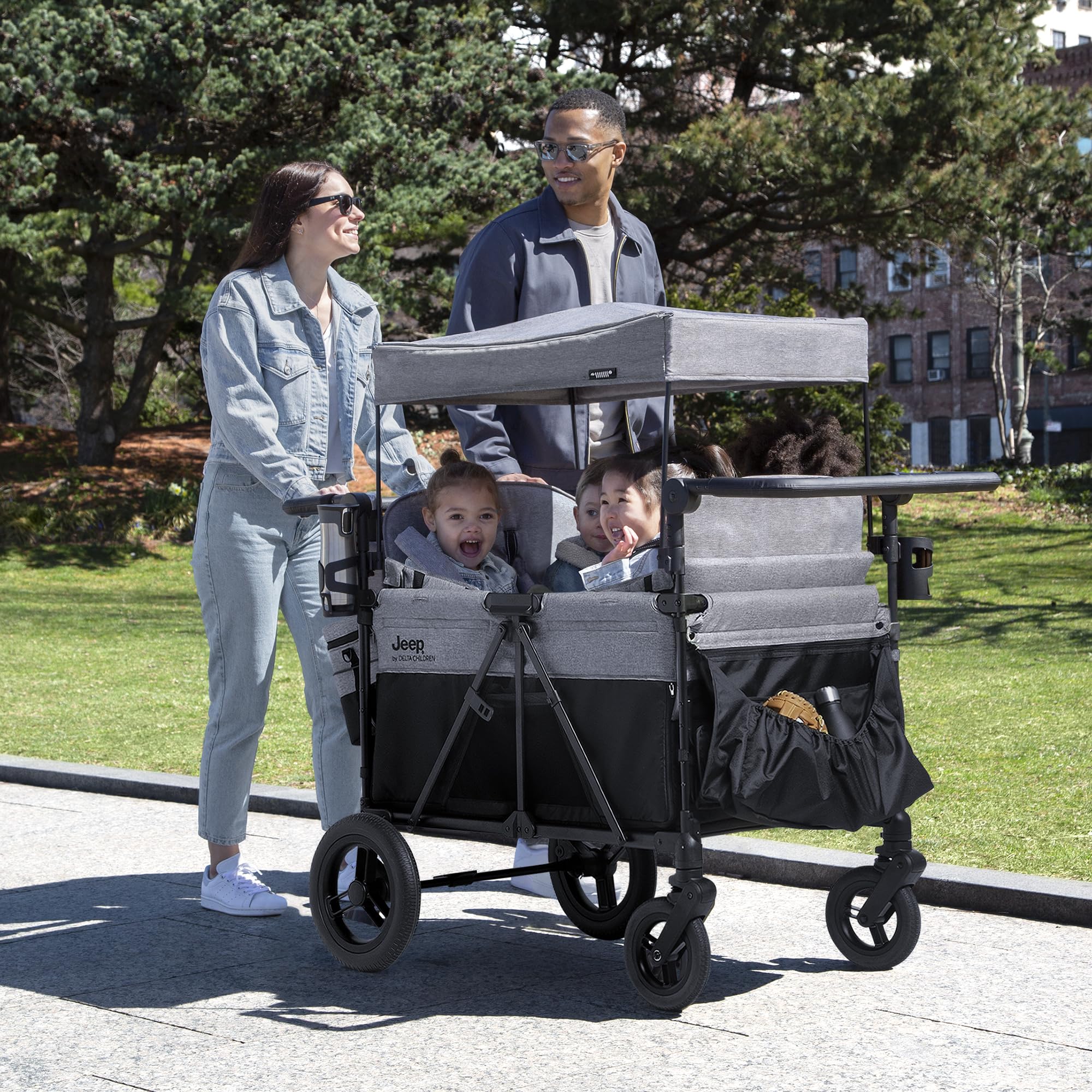 Jeep Wrangler Deluxe Kinderwagen voor 4 Kinderen door Delta Children