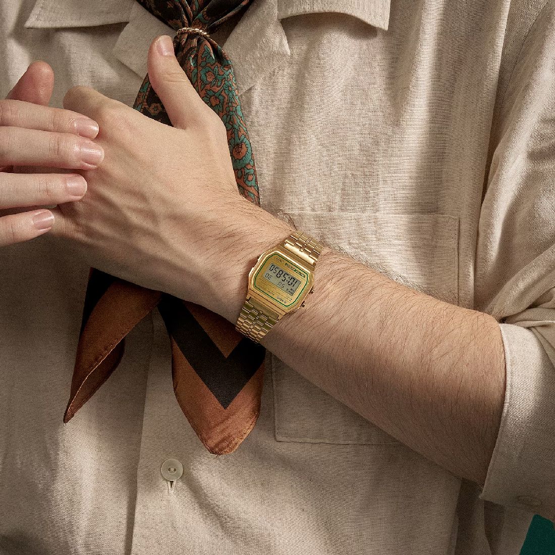 Casio vintage dorato giallo con dettaglio verde A158WEGV-9AEF