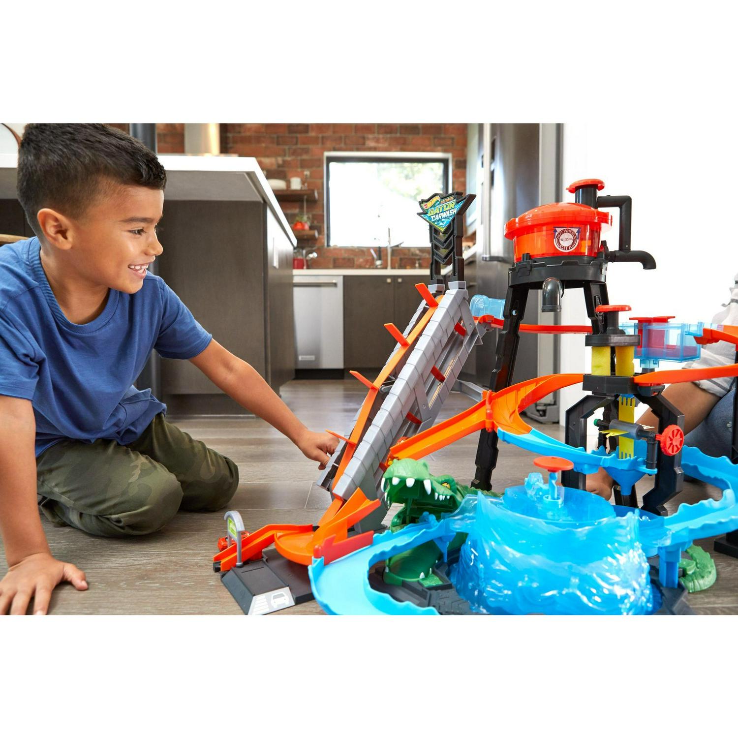 Hot Wheels Ultimate Gator Car Wash Play Set with Color Shifters Car