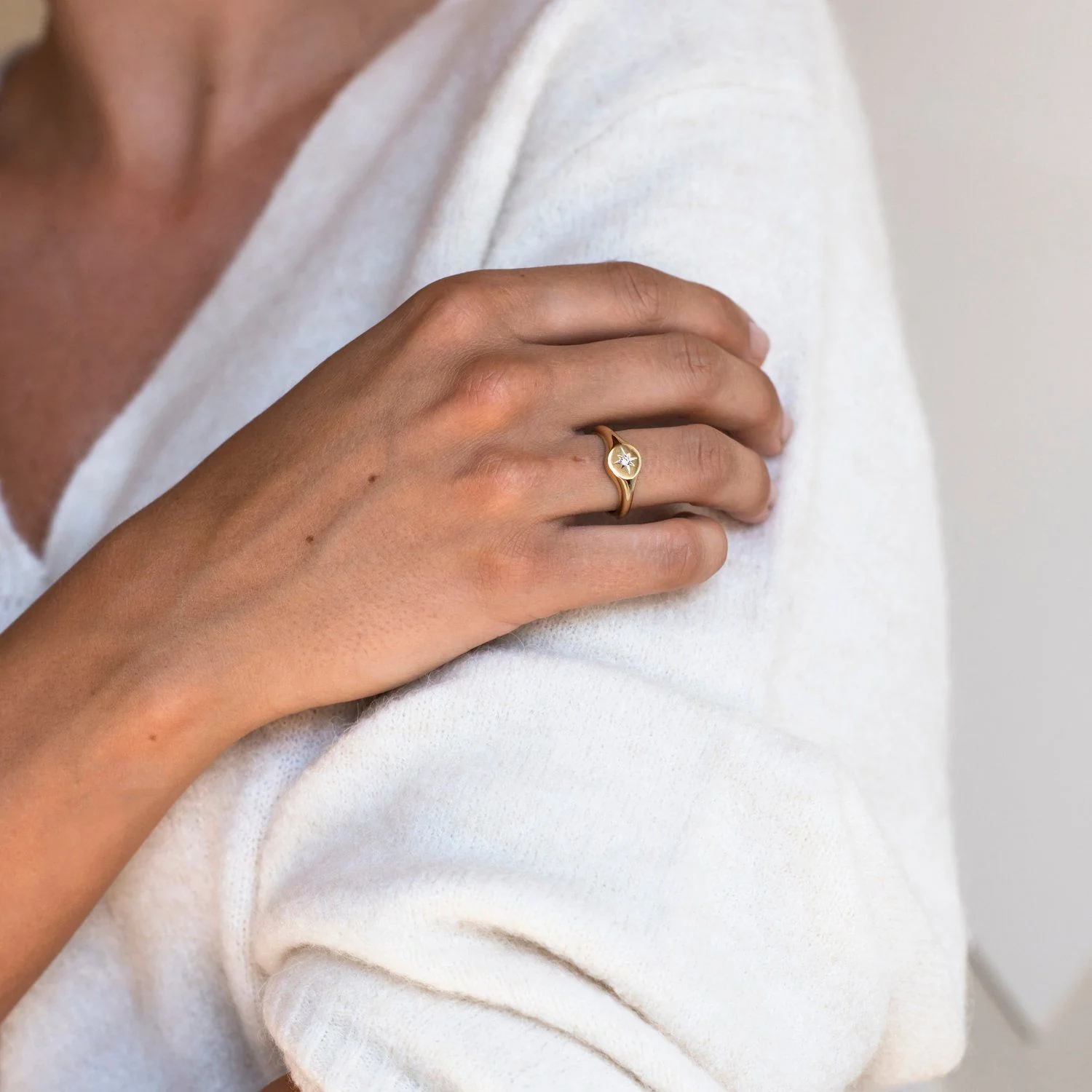 Anello Ti Sento Milano a scudo dorato giallo con zircone 12199ZY