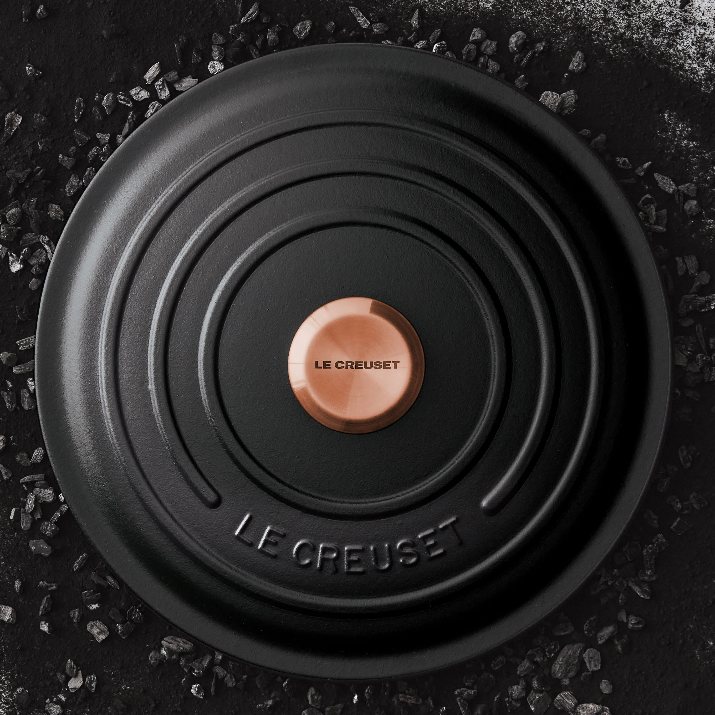 Le Creuset Signature – Forno Olandese Rotondo e Largo in Ghisa Smaltata da 6,75 qt, colore Licorice, con Pomello in Rame