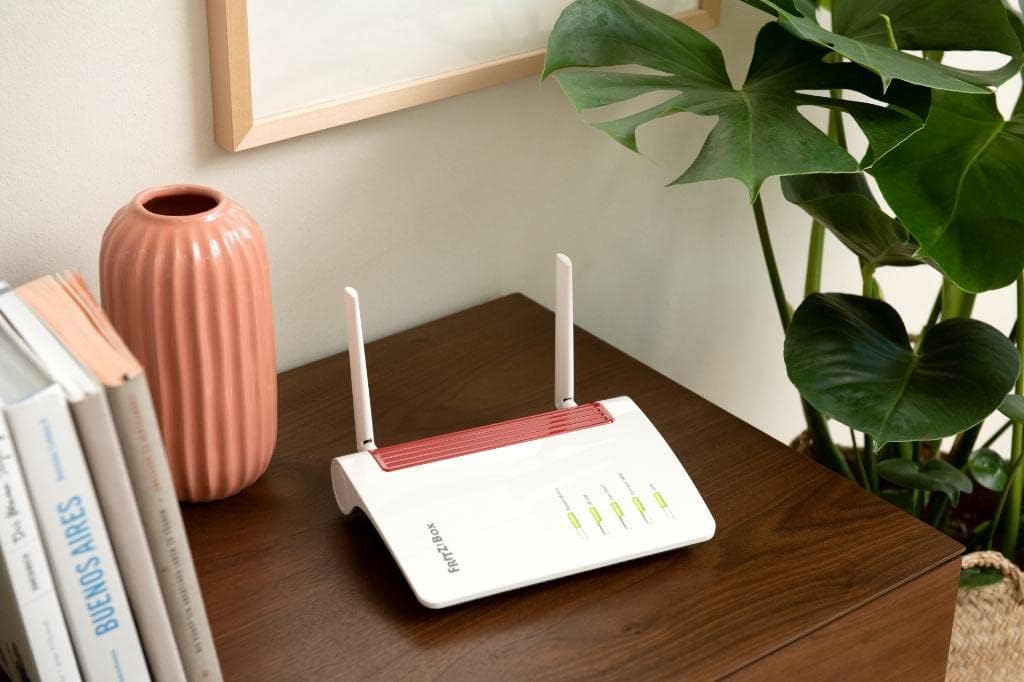 AVM FRITZ!Box 6850 5G Edition International, Modem Router 5G con Wi-Fi Dual Band fino a 1.266 Mbit/s, Mesh, 4x Gigabit Lan, 1x USB 3.0, VoIP, Base Dect, SIM Slot, Interfaccia in Italiano
