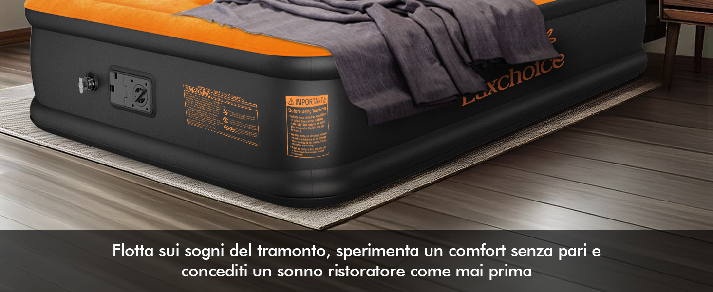 Materasso gonfiabile con disegno arancione e nero su pavimento in legno. Il prodotto presenta bordi rialzati e una pompa integrata