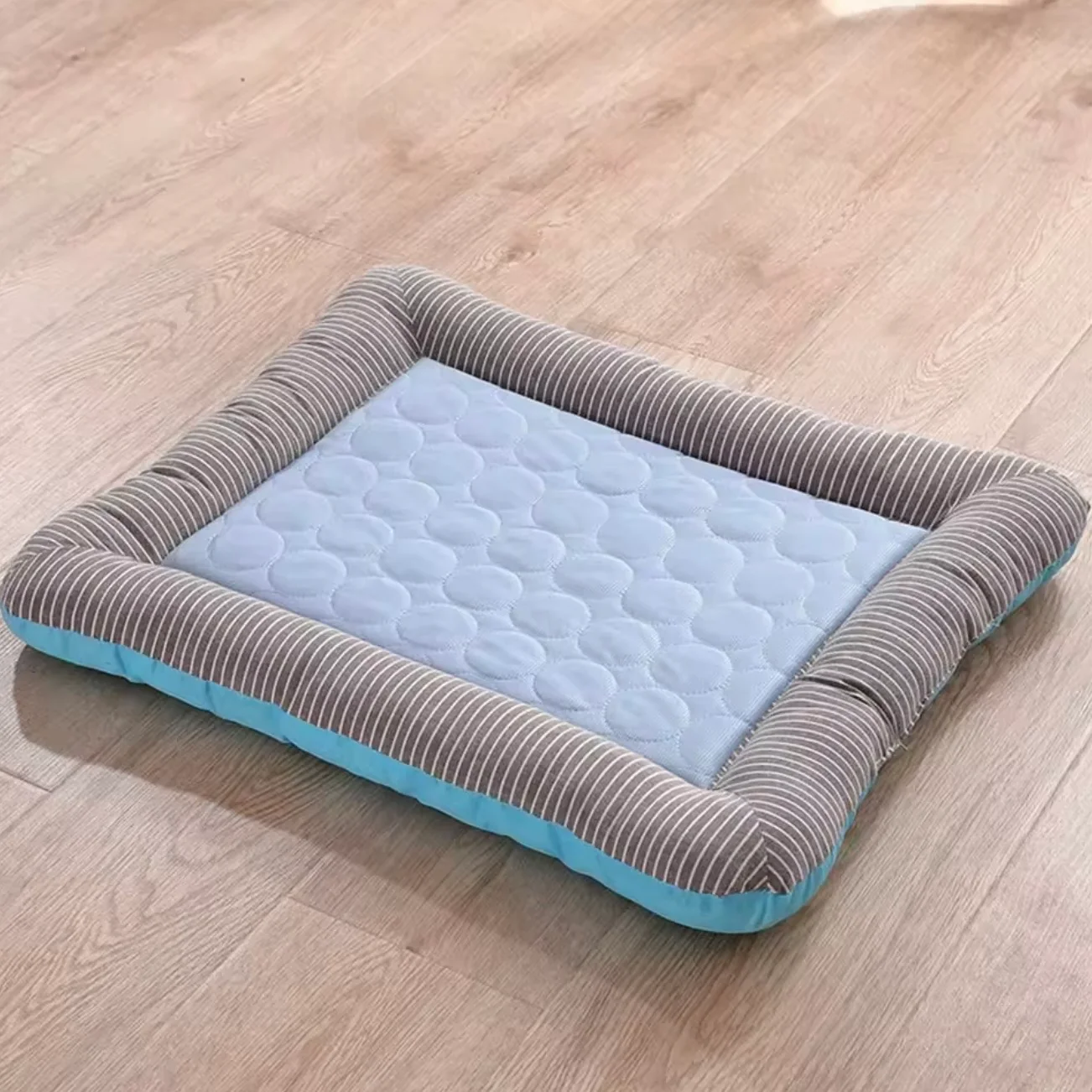 Dog Cooling Mat �C Ice Silk & Cotton with Non-Slip Base & Machine Washable