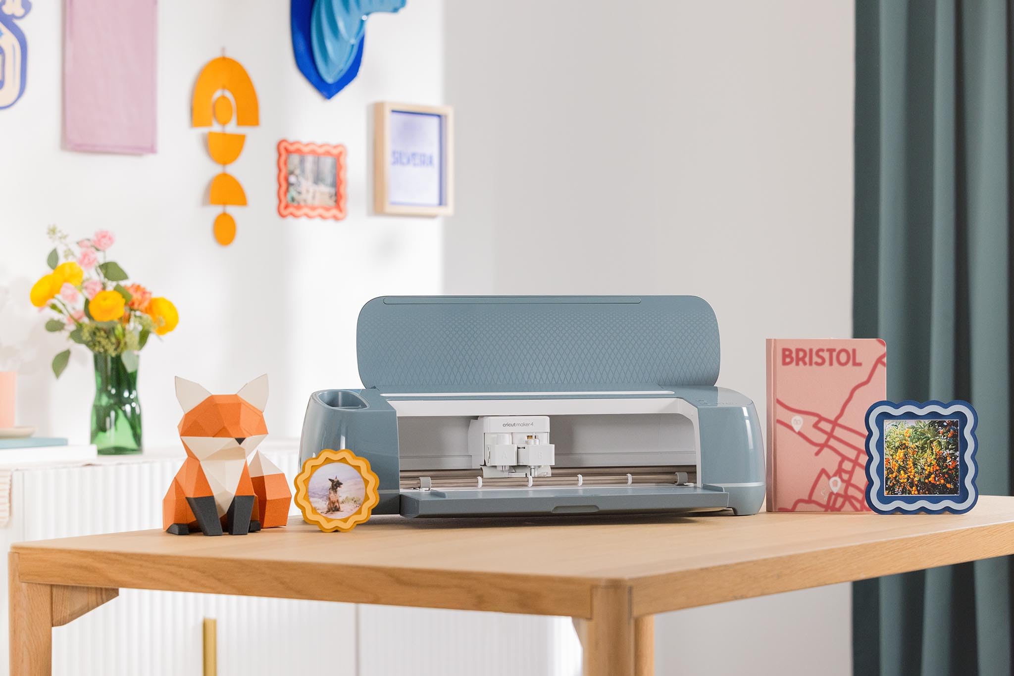 Schneideplotter Maker 4 Essentials-Paket für über 300 Materialien Vinyl Bügelfolie Karton und Leder Grau