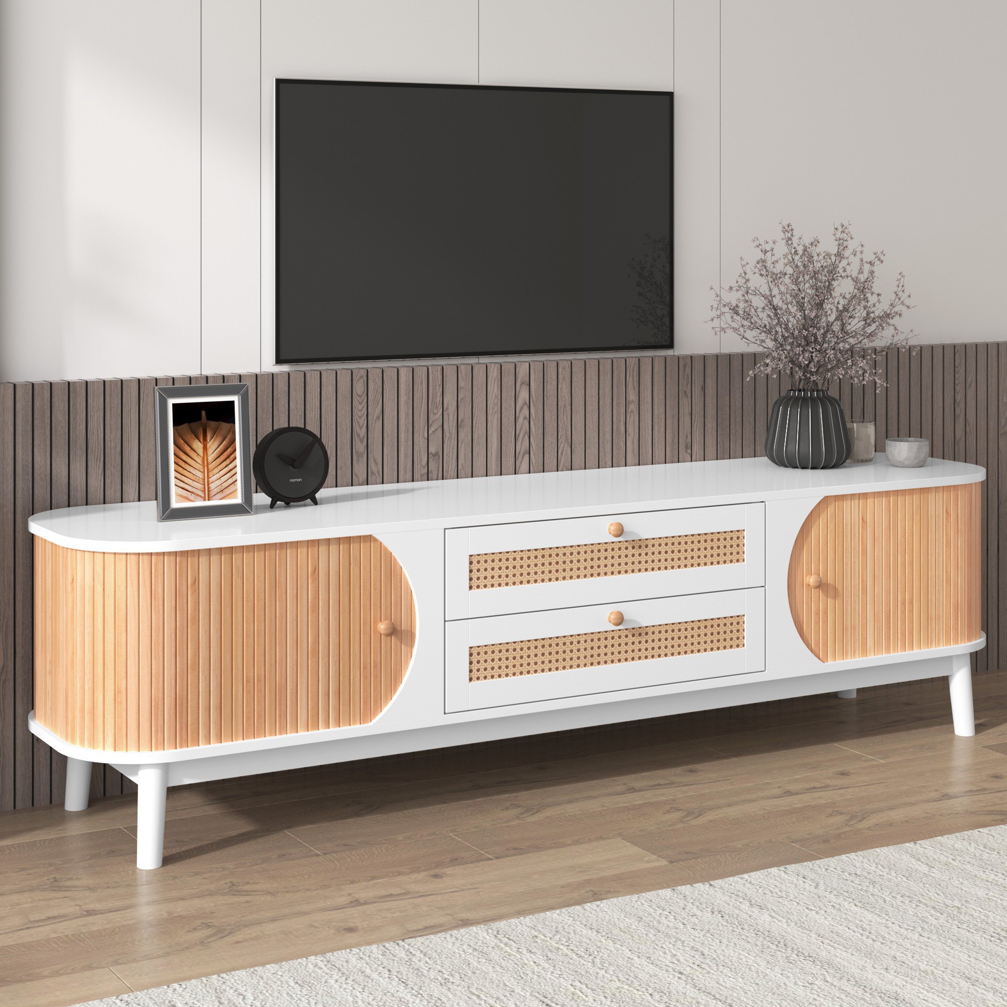 TV-Schrank im Landhausstil mit Rattanseiten, Türen und Schubladen aus Massivholz, Weiß