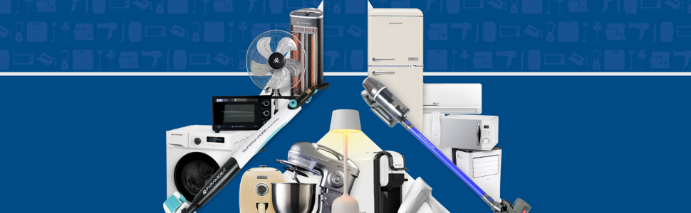 Assortimento di elettrodomestici da cucina bianchi disposti in un motivo geometrico su sfondo blu. Include mixer, frullatori e altri dispositivi