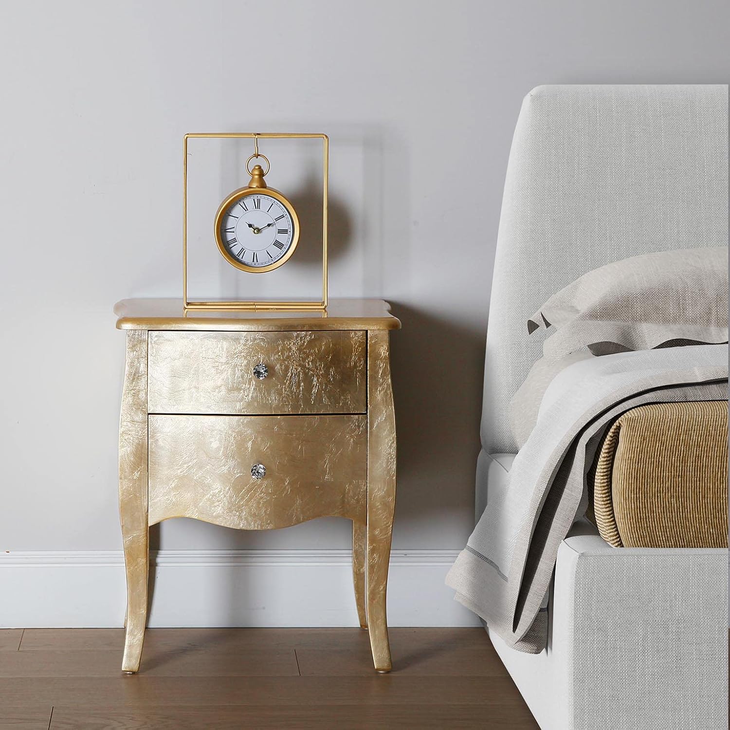 Versa Cagliari Nachttisch Kleiner oder zusätzlicher Tisch für das Schlafzimmer oder das Wohnzimmer, mit 2 Schubladen, Maßnahmen (H x L x B) 60 x 39 x 50 cm, Holz, Farbe: Golden