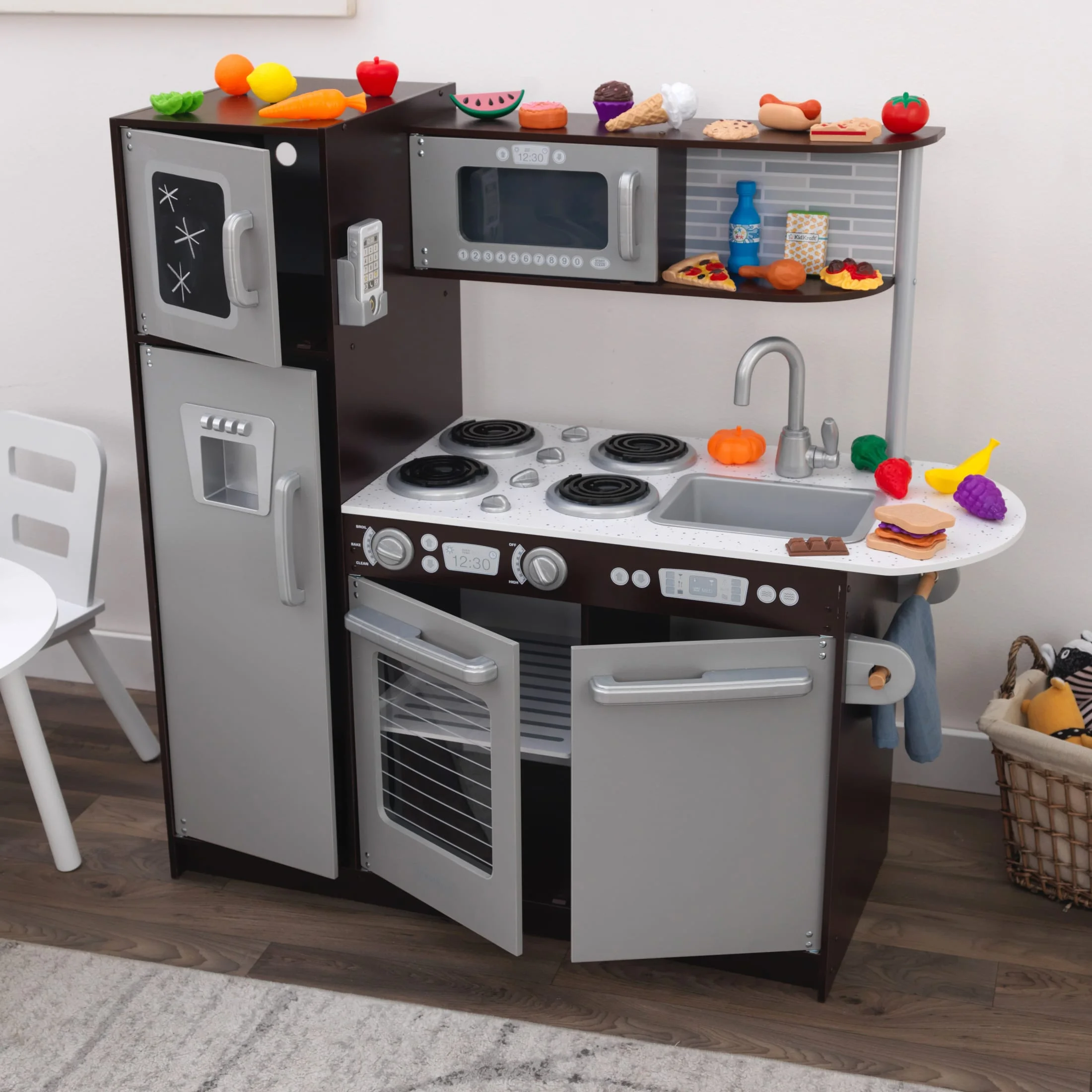 2025 KidKraft Uptown Espresso Houten Speelkeuken met 30 Speelse Voedselaccessoires