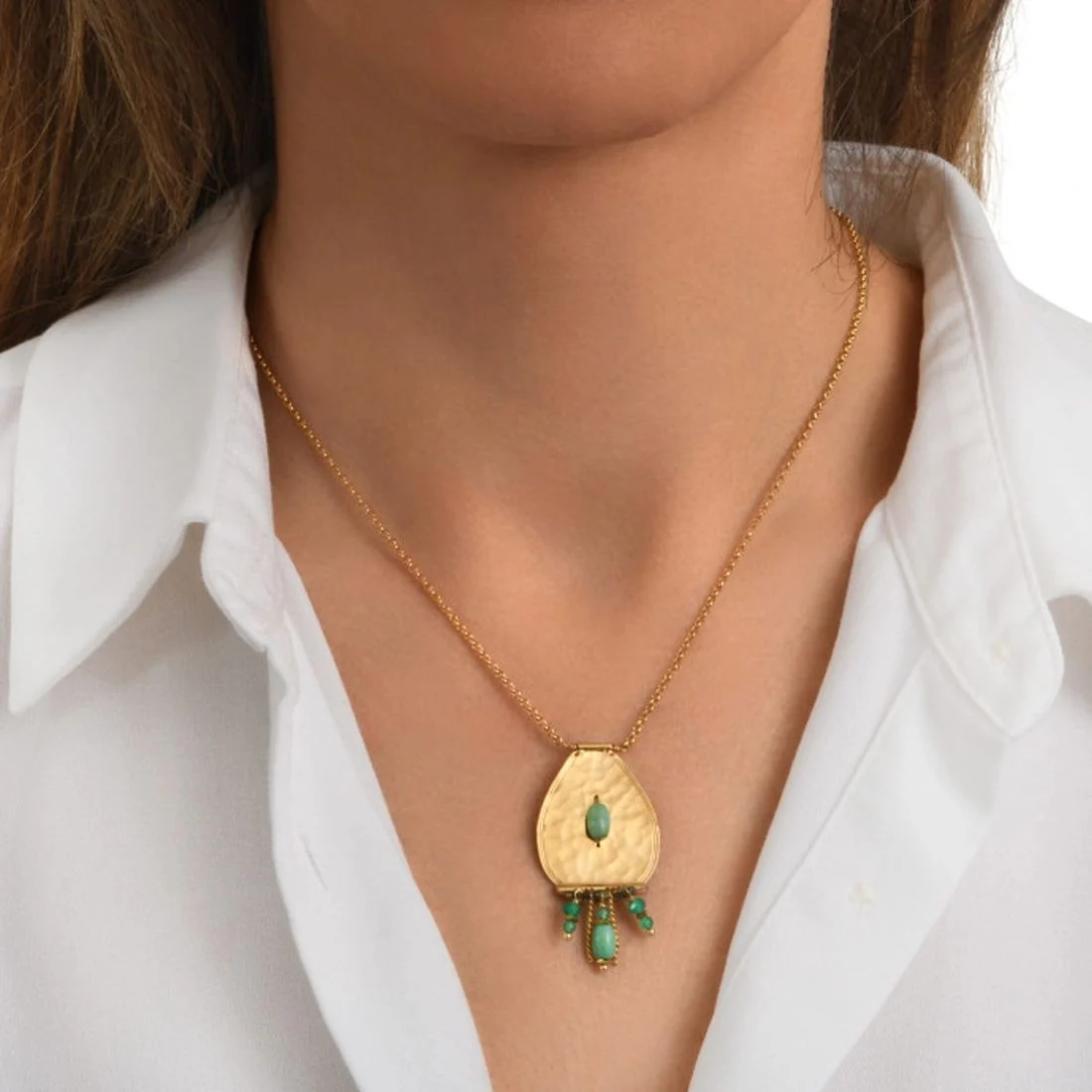 Collana con pendente a goccia Satellite dorata con pietre semipreziose verdi DAK47/VE