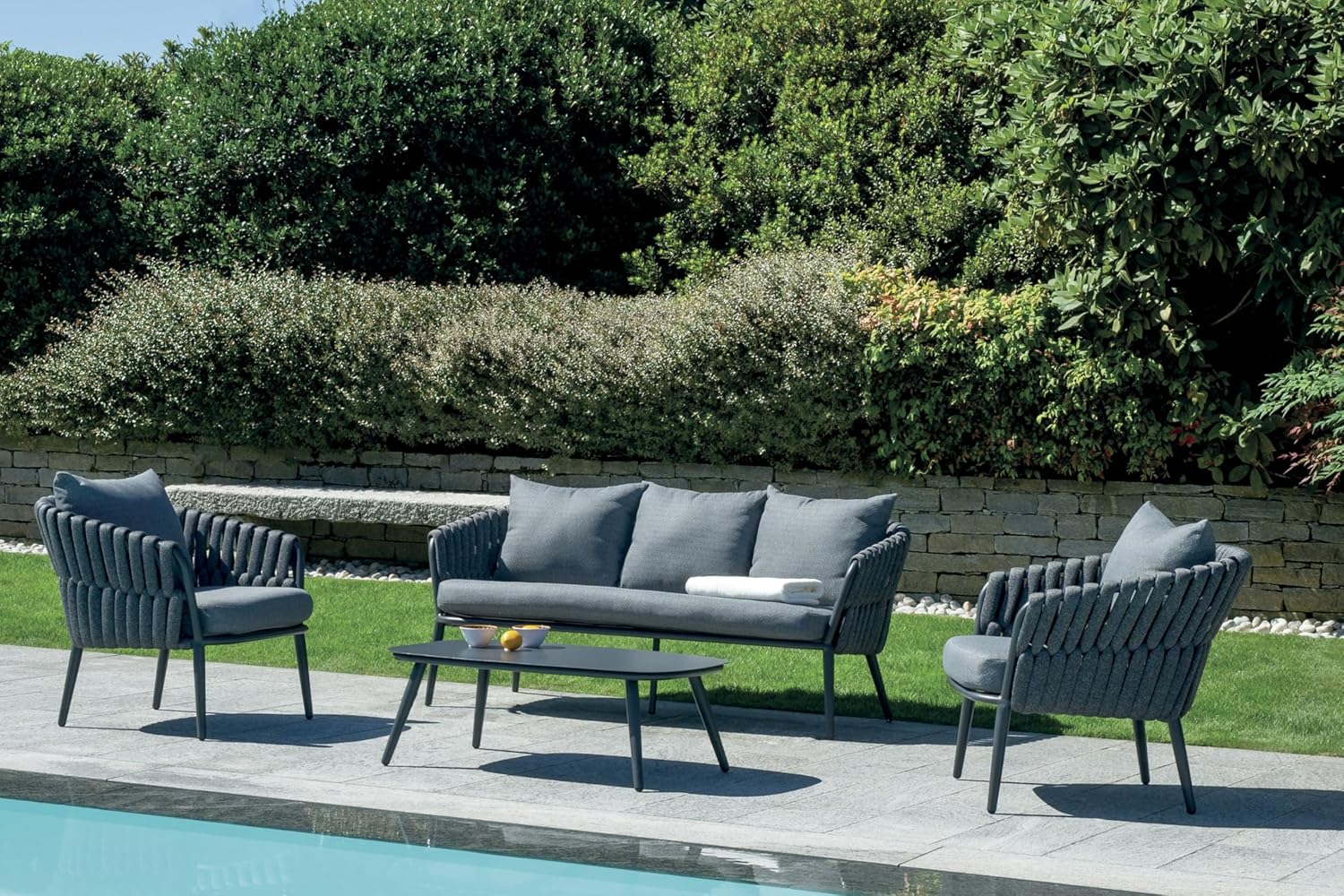 Gruppo Maruccia - Set Salottino per Esterni in Alluminio e Corda - 4 posti con Divano, Poltrone e Tavolino - Cuscini Idrorepellenti - Arredo Giardino, Bar, Dehor (Antracite)